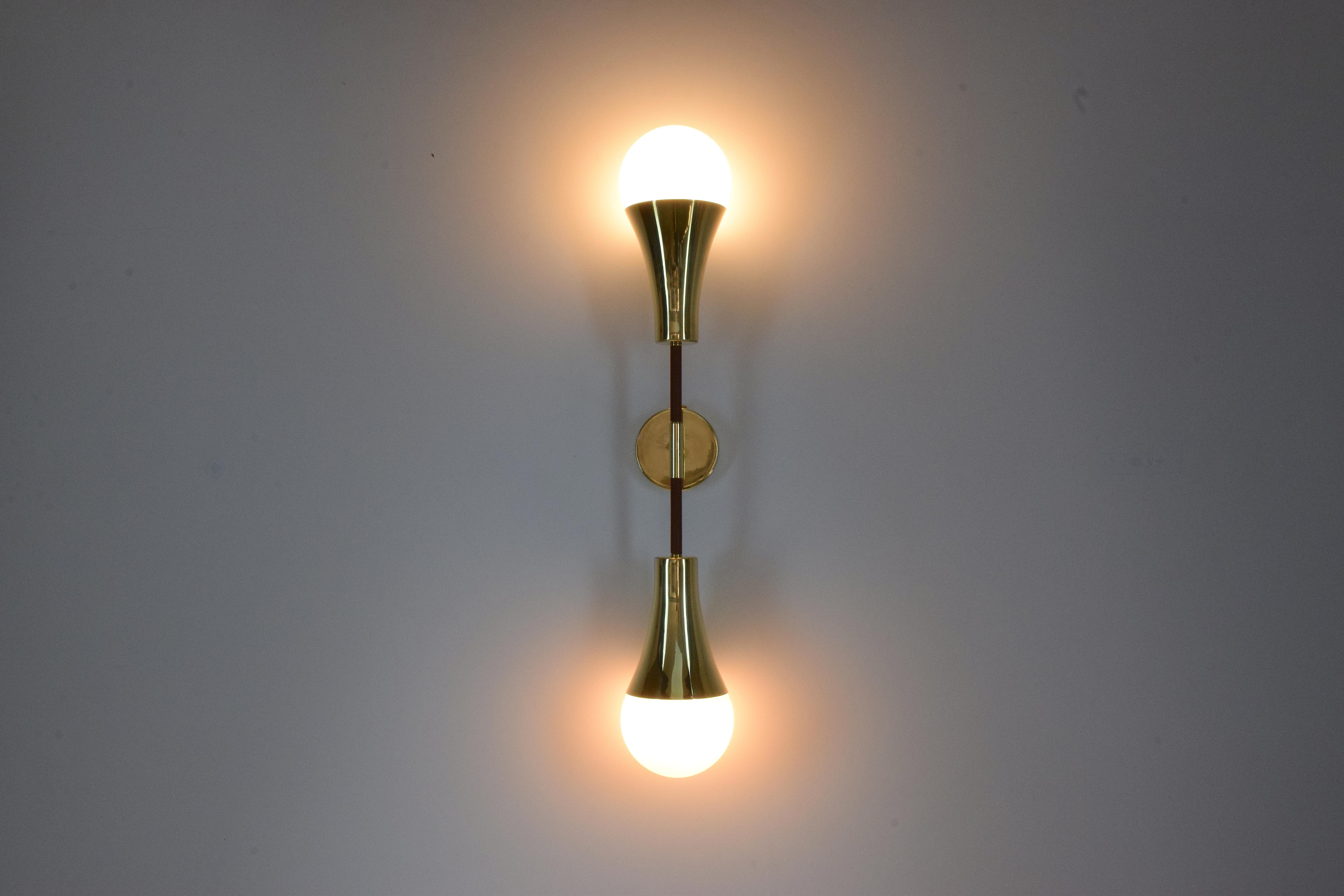 Ancora-V Contemporary Brass Wall Light, Flow Collection In New Condition In Paris, FR