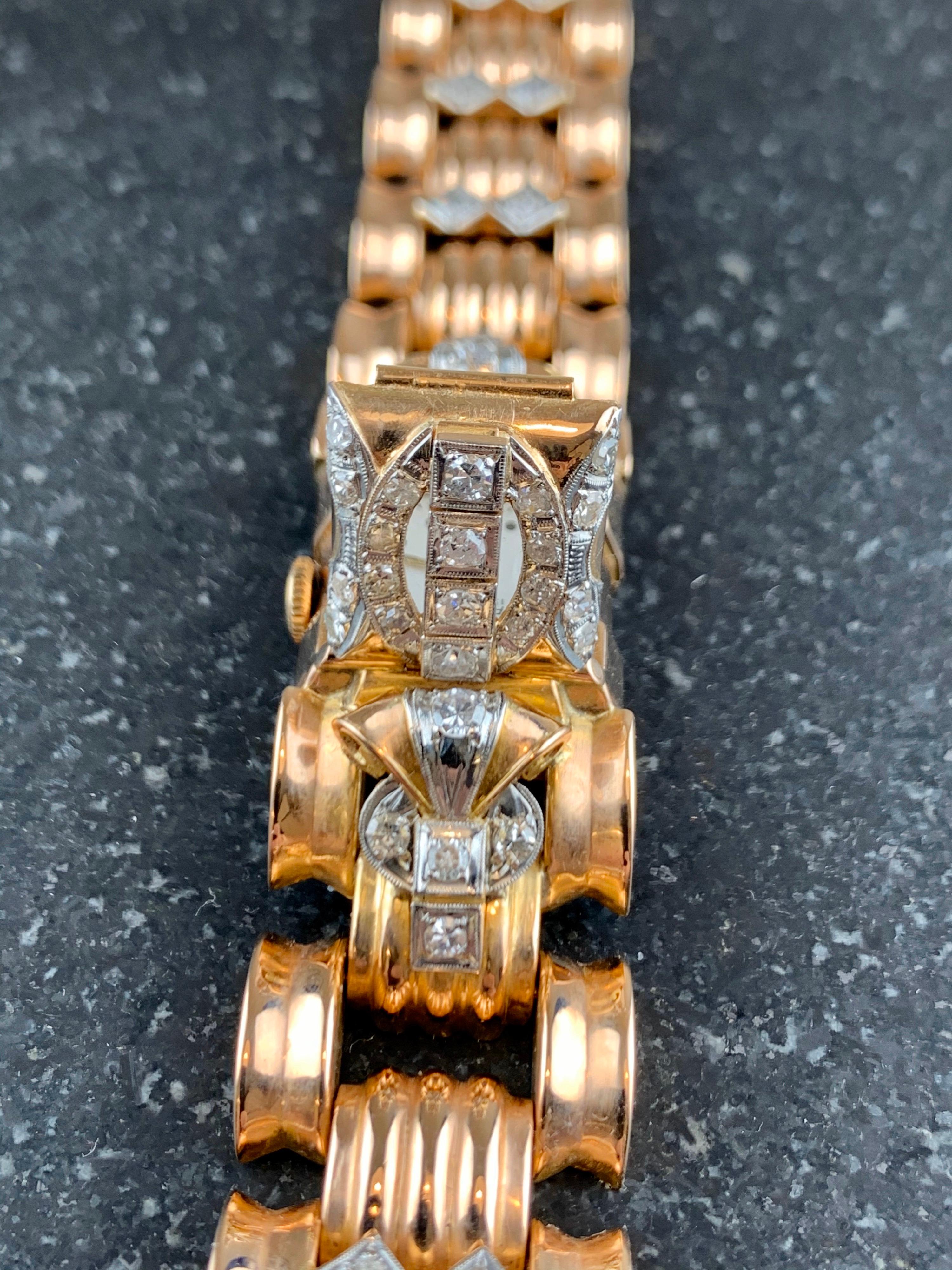 Round Cut Ancre 15 Rubis 18 Carat Gold Diamond Ladies Watch For Sale
