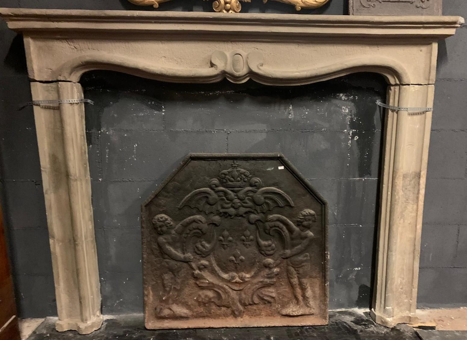 Ancient fireplace mantle in Serena stone, hand-carved with a central shell, built in the 18th century for an important building in central Italy.
Elegant and sober, suitable for both classic and modern environments given its rational and