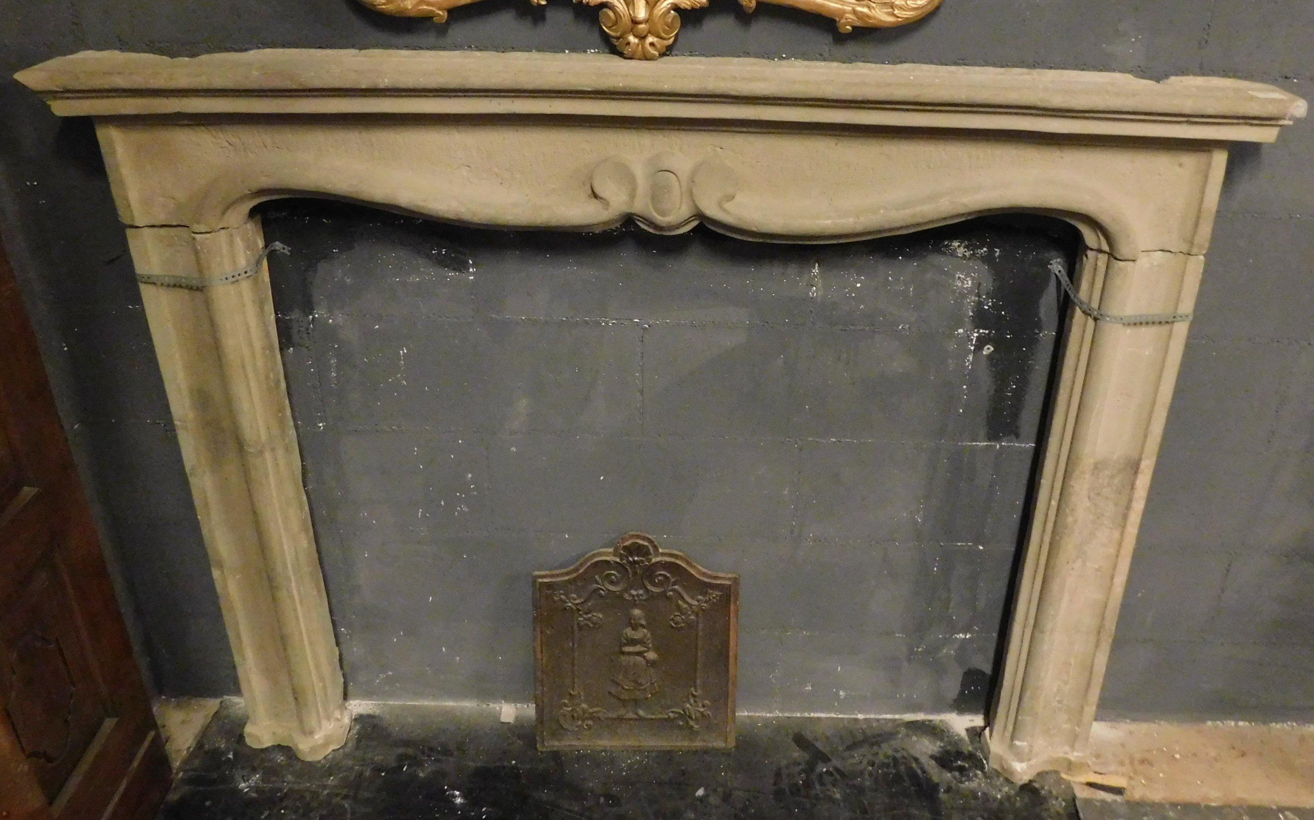 Anctique carved fireplace mantle in Serena stone, 18th century Italy In Good Condition In Cuneo, Italy (CN)