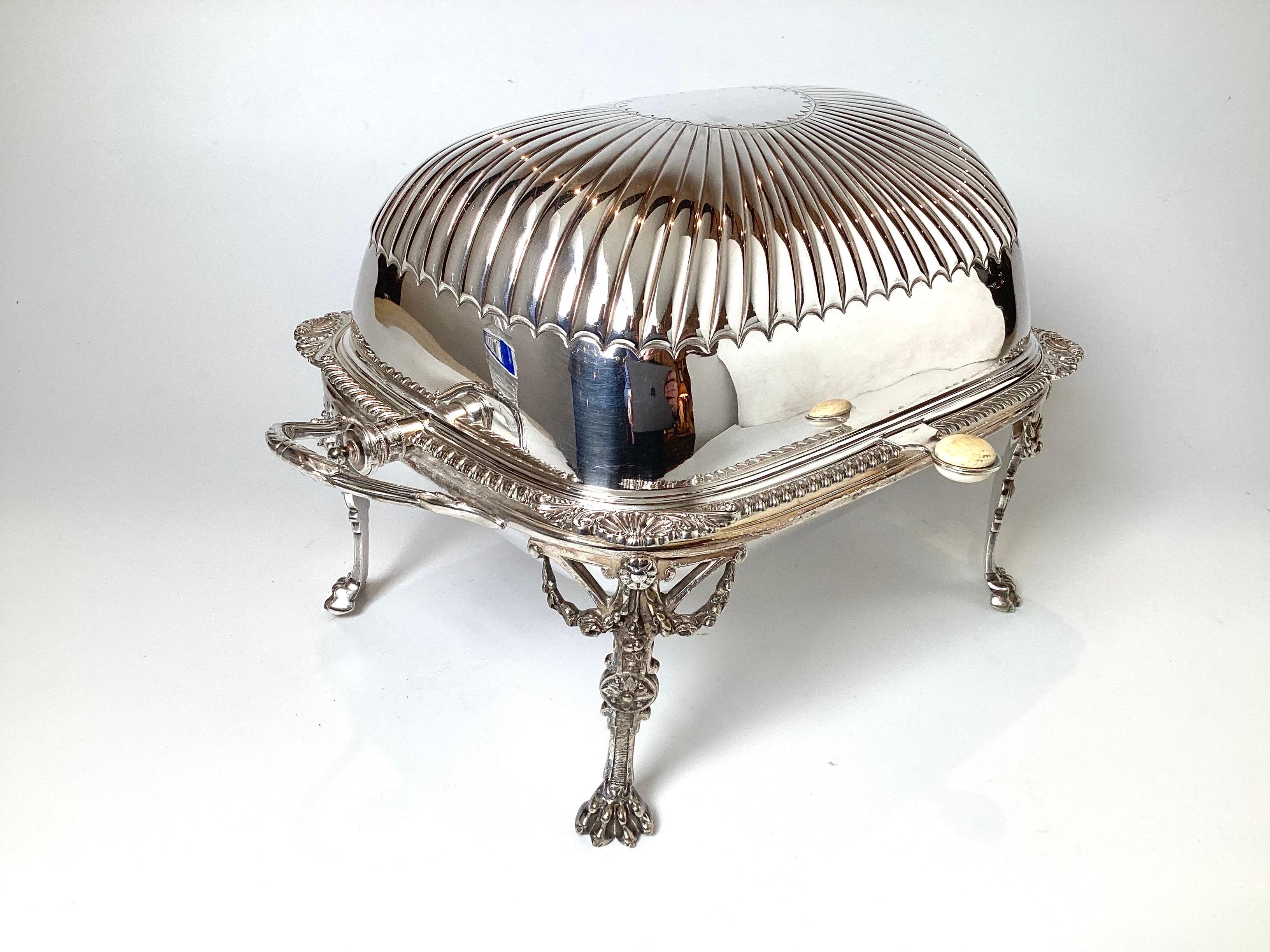 And English Domed Top Entrée Server Silver Plate  In Good Condition In Lambertville, NJ