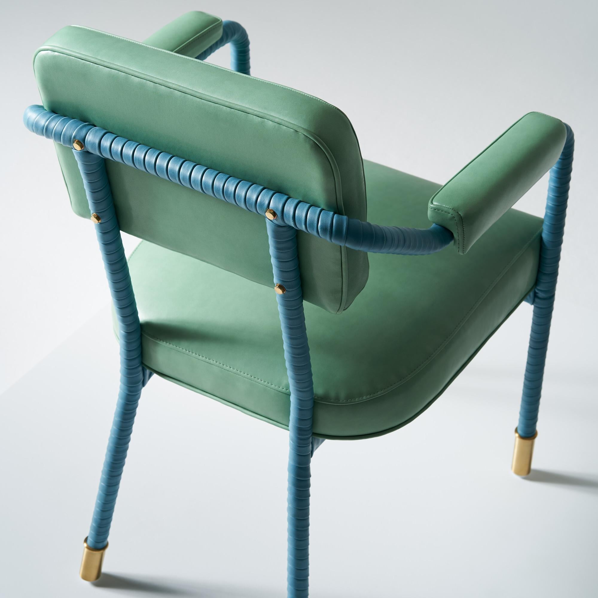 XXIe siècle et contemporain Chaise de salle à manger Easton, entièrement recouverte de cuir, coloris Fern et Teal en vente