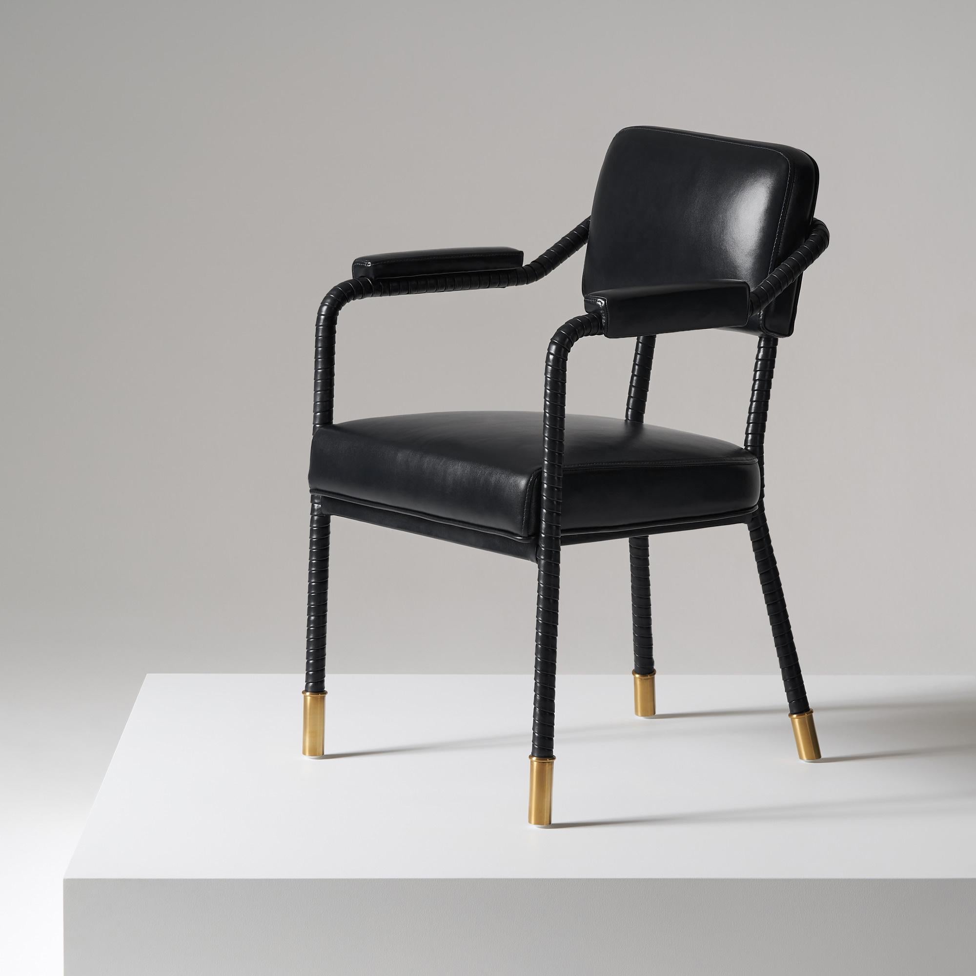 And objects, ein von Martin Brudnizki und Nick Jeanes gegründetes Studio für Produktdesign mit Sitz in London.

Der Easton-Esszimmerstuhl ist ein Unikat aus Edelstahl und italienischem Leder. Handgewickeltes Leder umhüllt einen Rohrrahmen, der mit