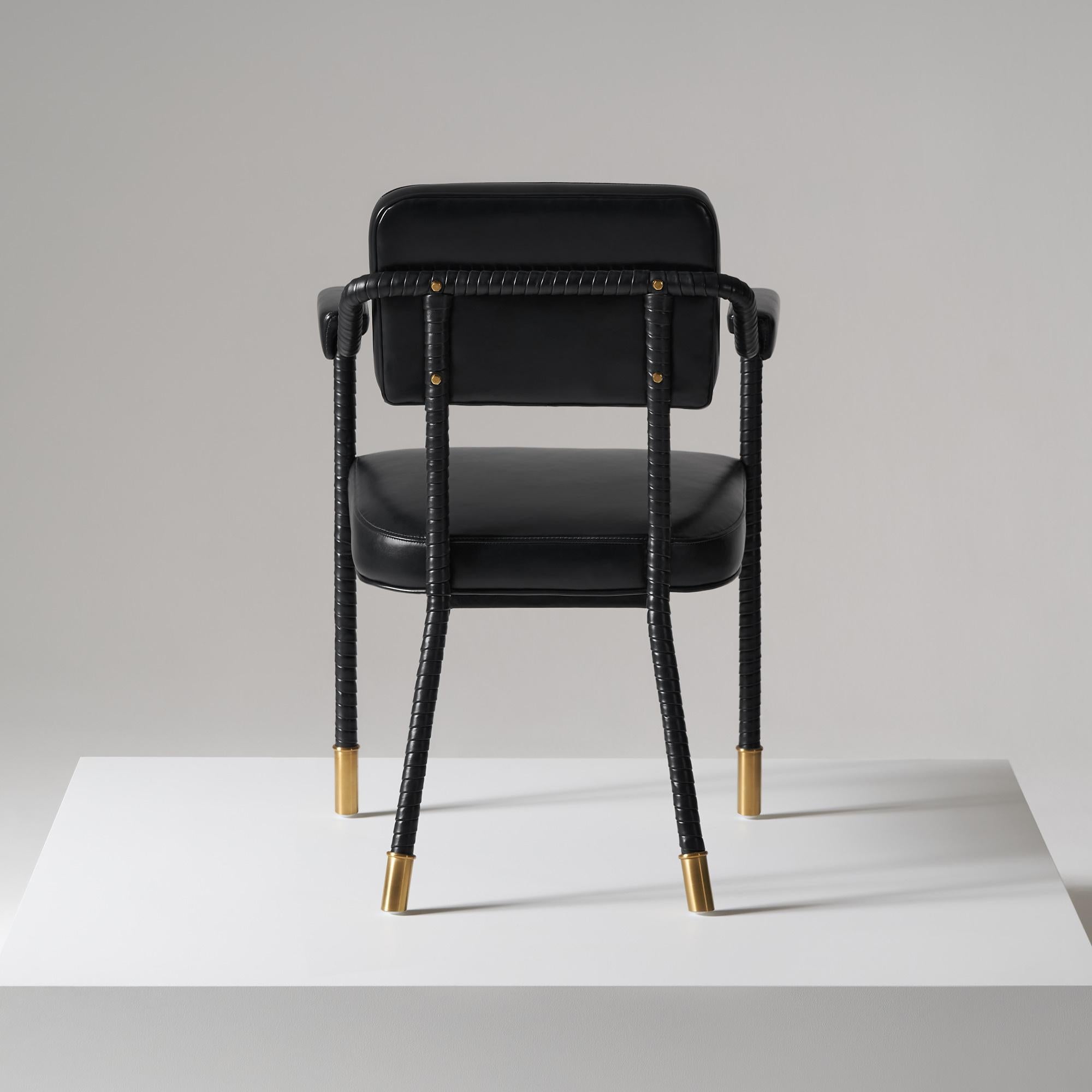 Anglais Chaise de salle à manger Easton, entièrement recouverte de cuir rembourré de couleur noire en vente