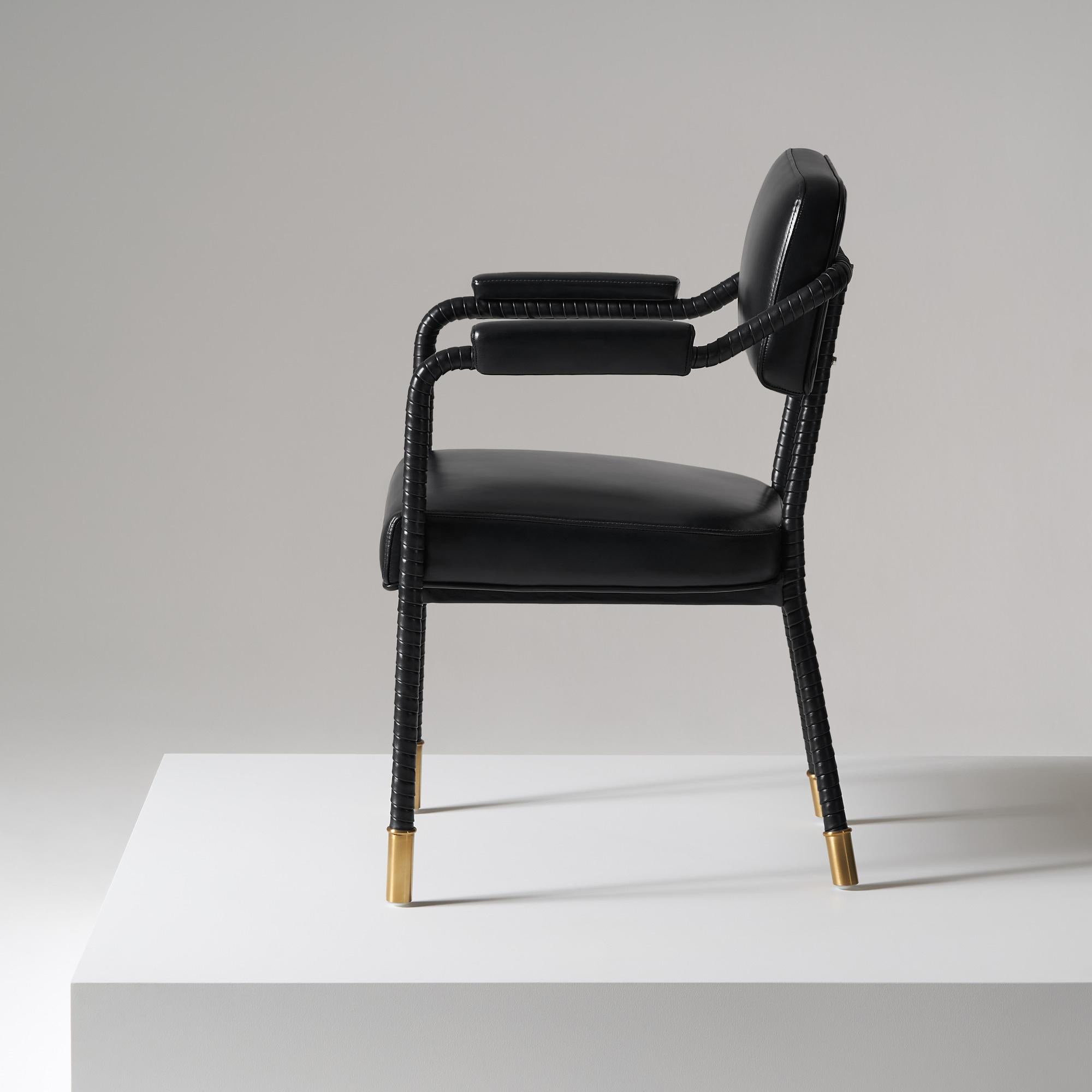Brossé Chaise de salle à manger Easton, entièrement recouverte de cuir rembourré de couleur noire en vente