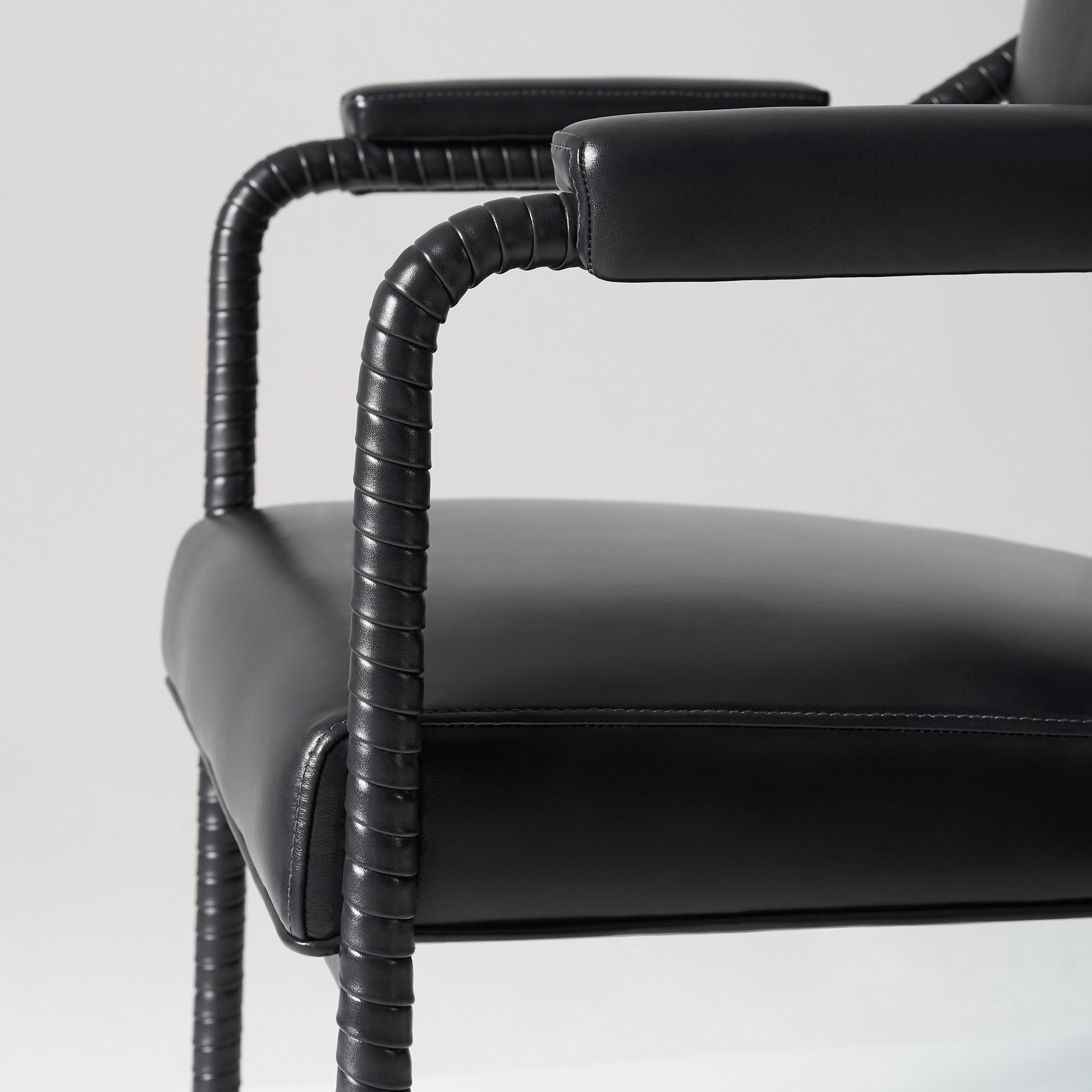 Chaise de salle à manger Easton, entièrement recouverte de cuir rembourré de couleur noire Neuf - En vente à London, GB