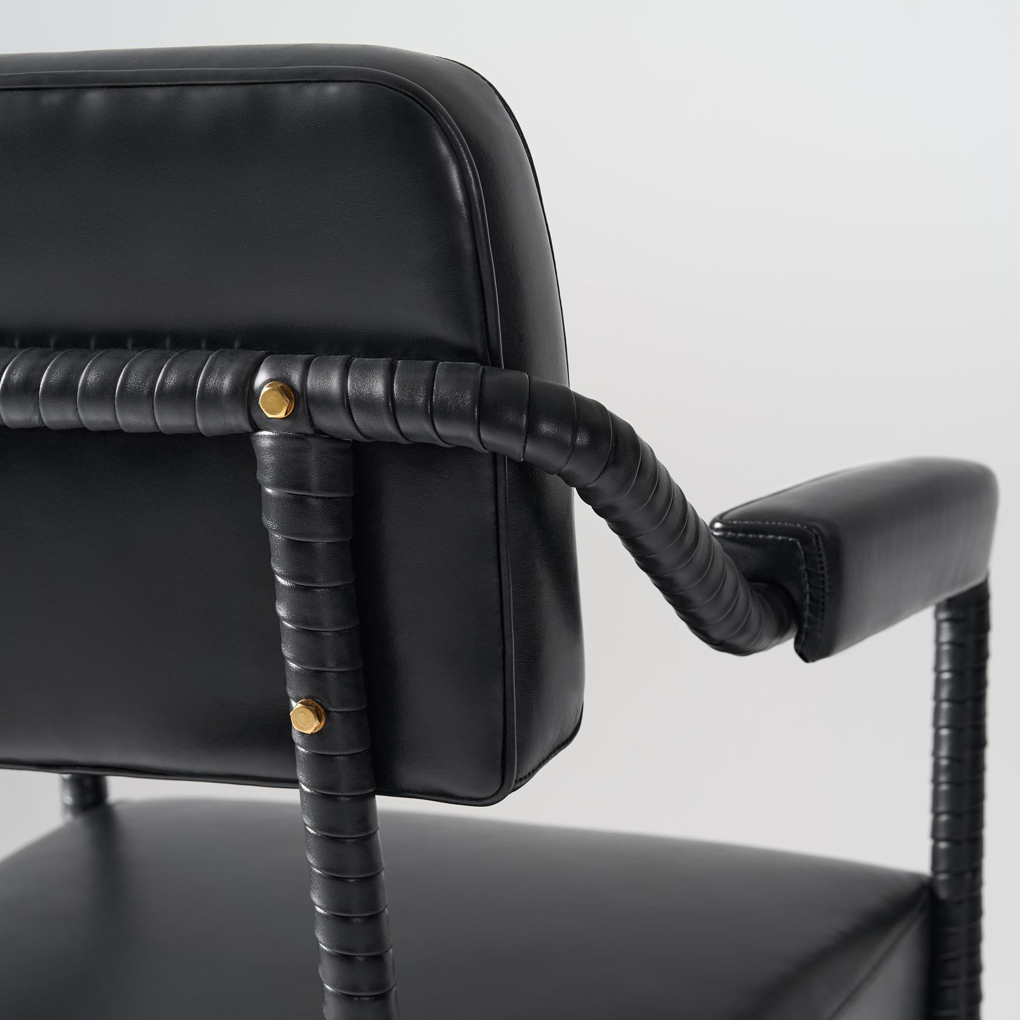 XXIe siècle et contemporain Chaise de salle à manger Easton, entièrement recouverte de cuir rembourré de couleur noire en vente