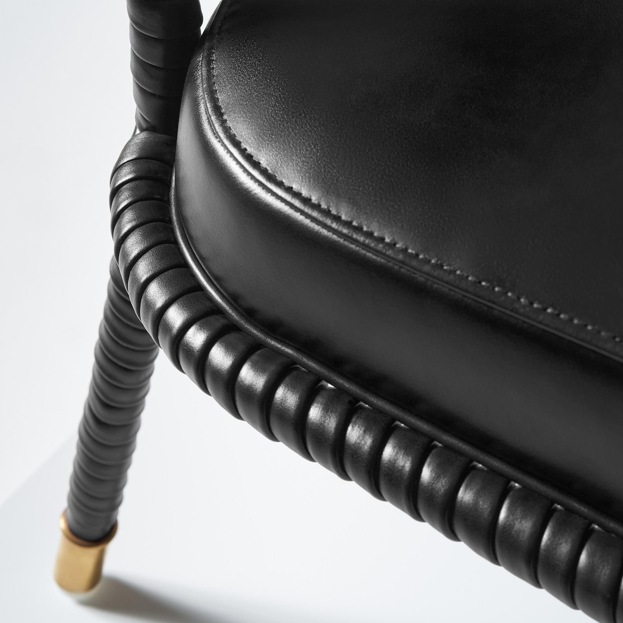 Laiton Chaise de salle à manger Easton, entièrement recouverte de cuir rembourré de couleur noire en vente
