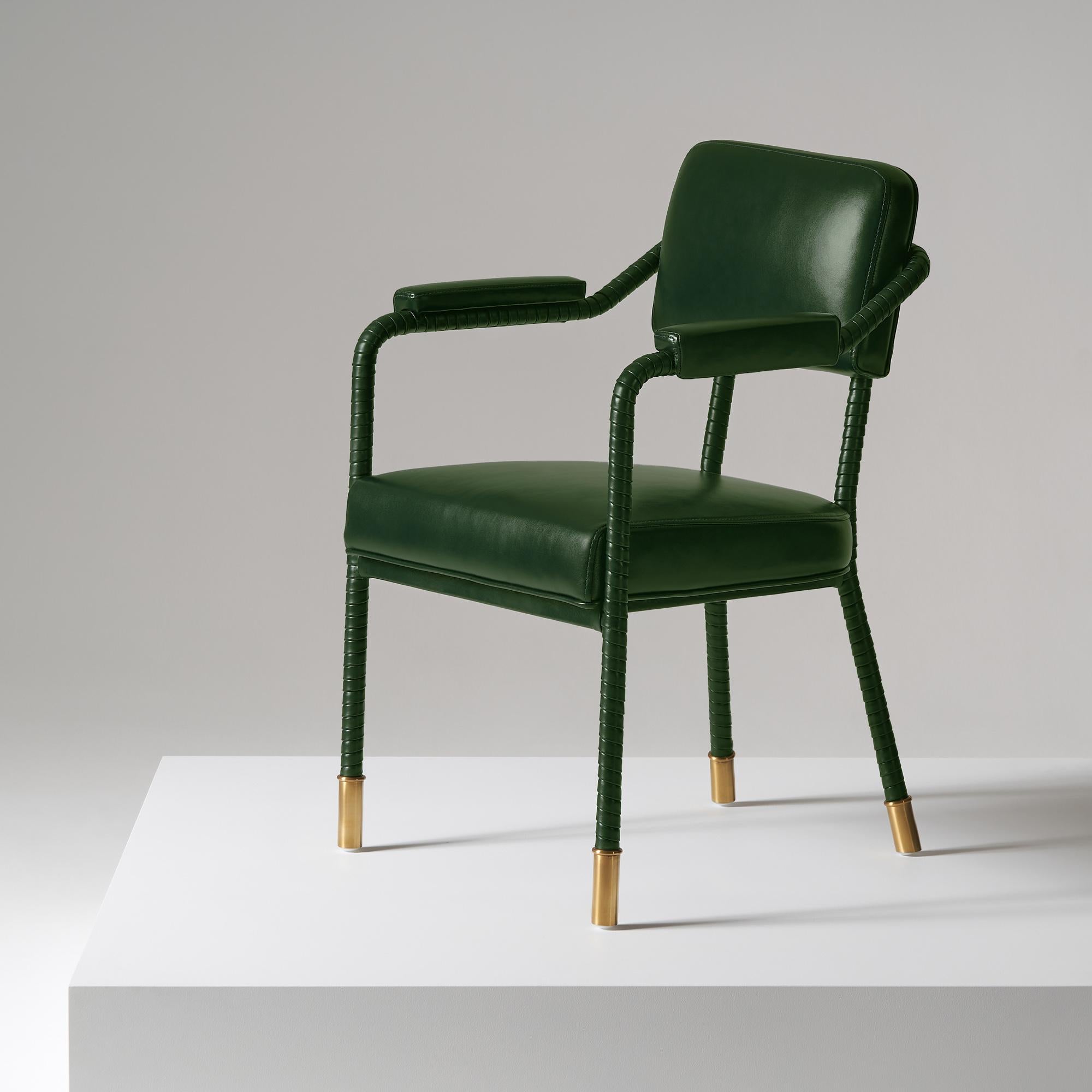 And Objects, studio de design de produits fondé par Martin Brudnizki et Nick Jeanes et basé à Londres.

La chaise de salle à manger Easton est fabriquée de manière unique à partir d'acier inoxydable et de cuir italien. Le cuir enveloppé à la main