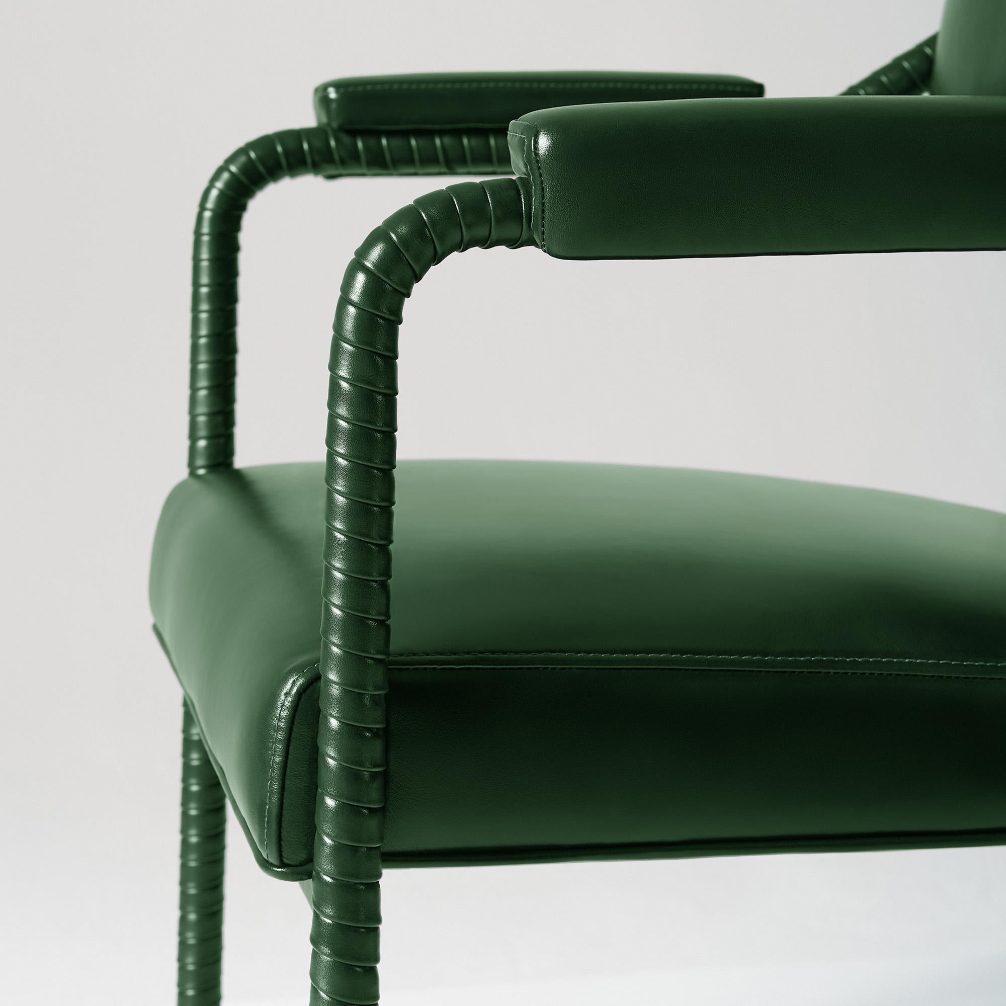 Easton Esszimmerstuhl, vollständig umwickelt, gepolstertes Leder in grüner Farbe im Zustand „Neu“ im Angebot in London, GB