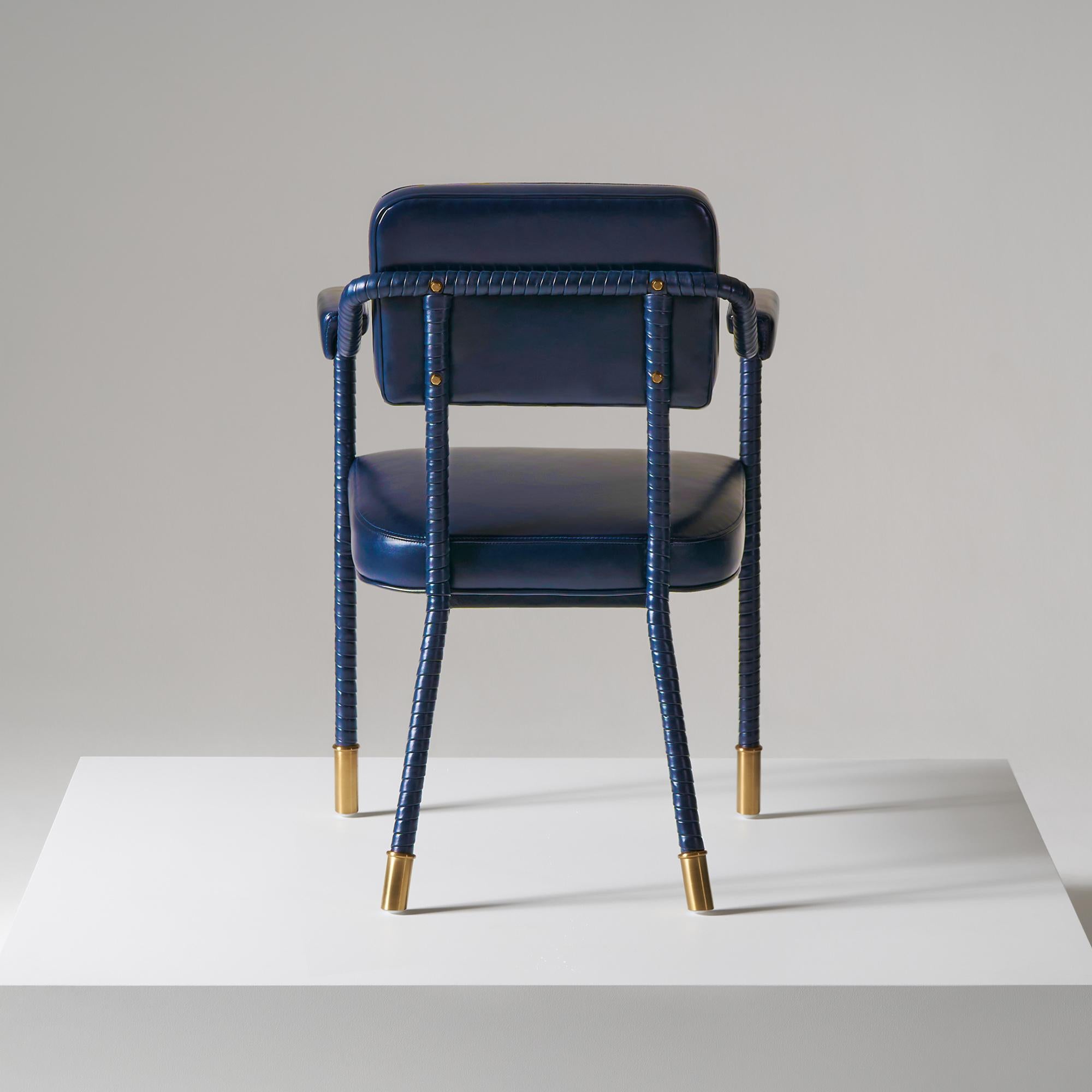Anglais Chaise de salle à manger Easton, entièrement recouverte de cuir rembourré de couleur bleu marine en vente