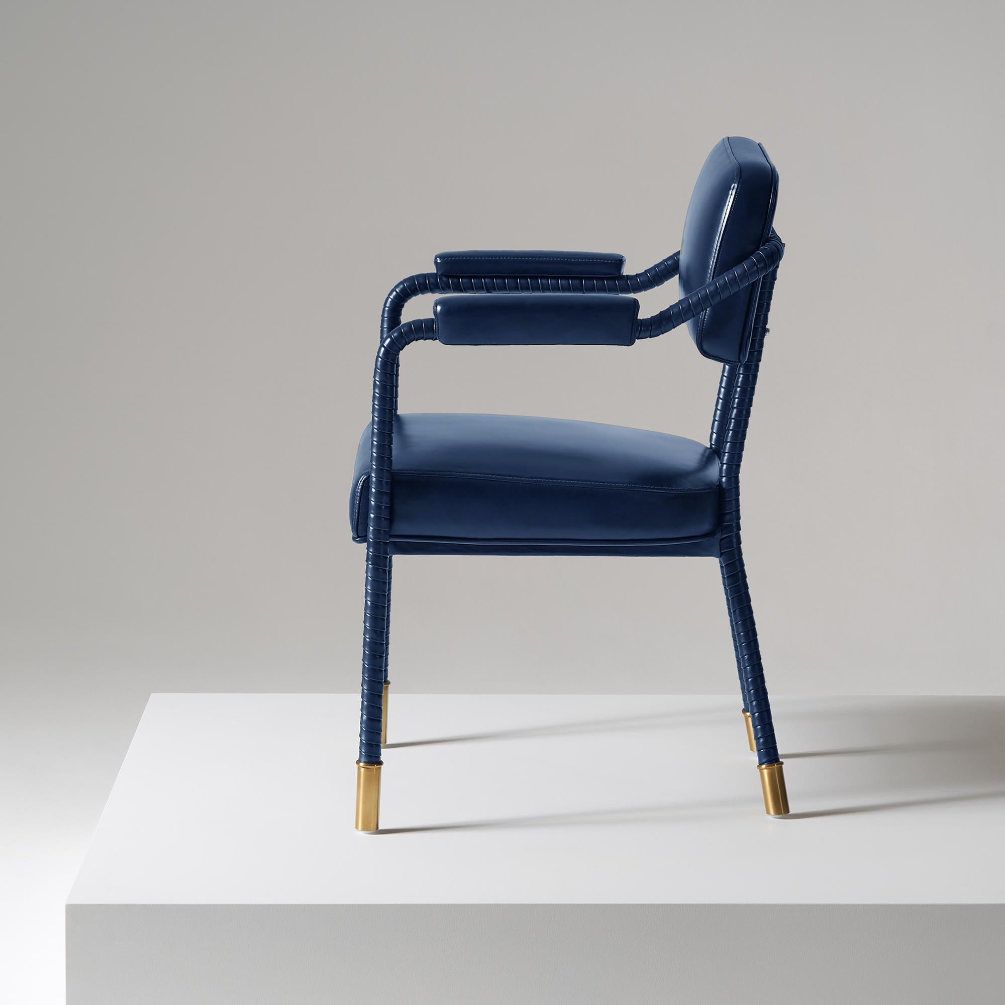 Brossé Chaise de salle à manger Easton, entièrement recouverte de cuir rembourré de couleur bleu marine en vente