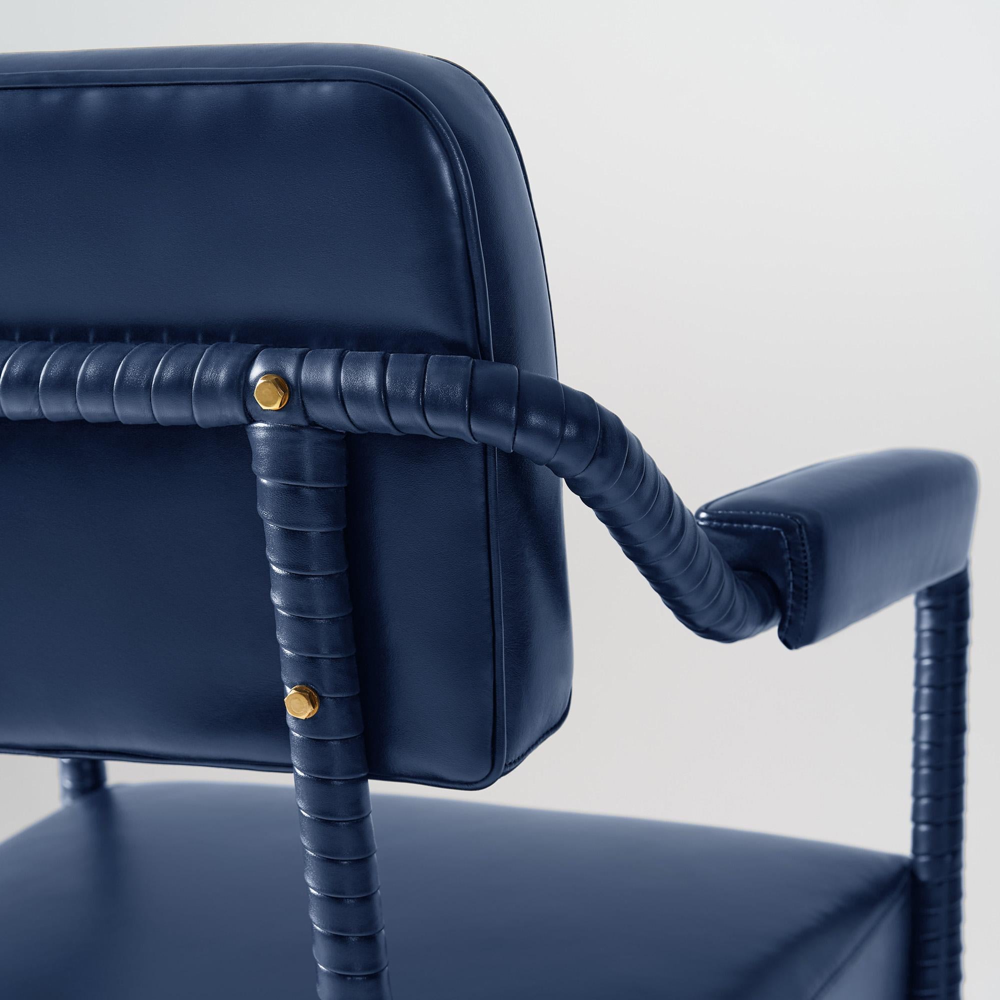 XXIe siècle et contemporain Chaise de salle à manger Easton, entièrement recouverte de cuir rembourré de couleur bleu marine en vente