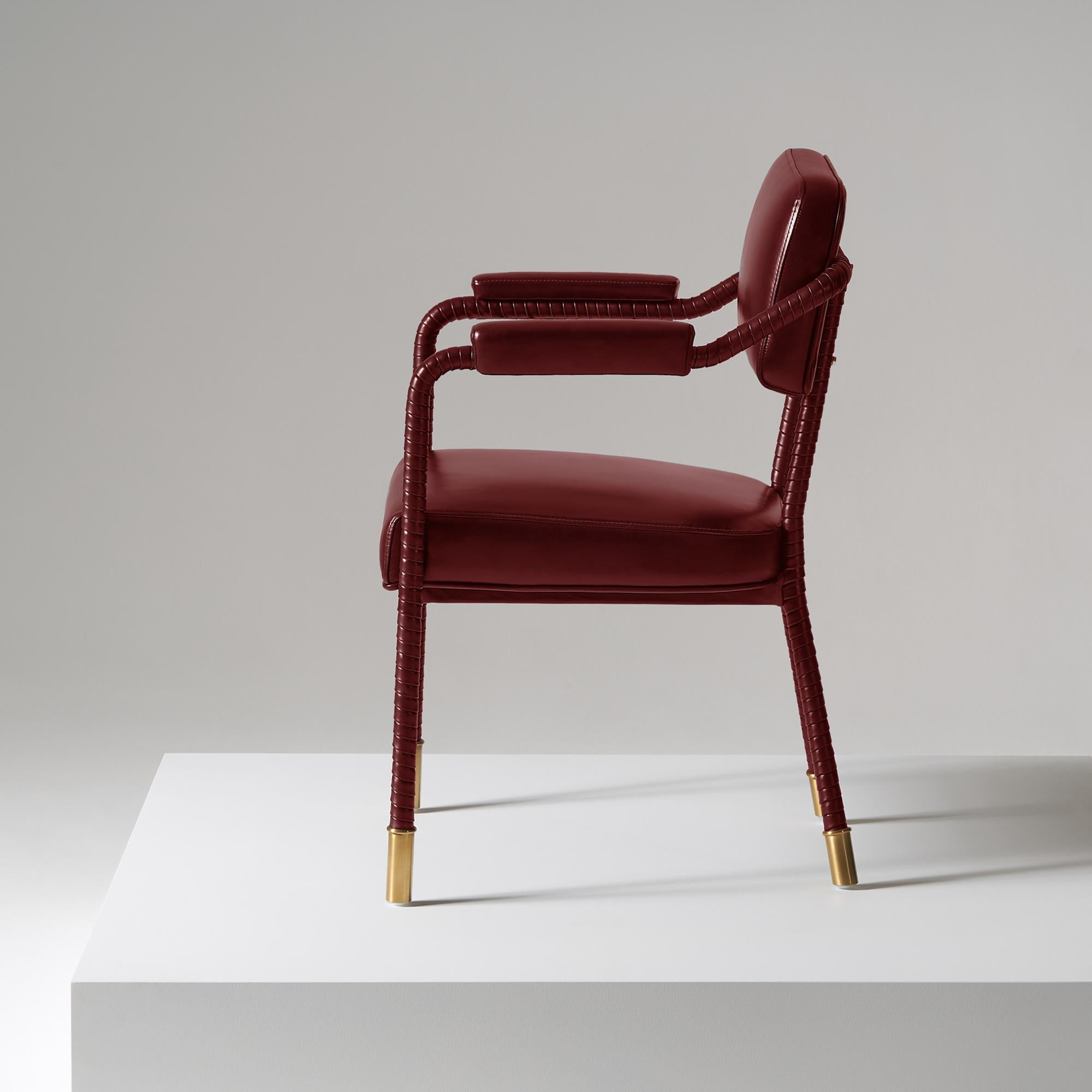 Brossé Chaise de salle à manger Easton, entièrement recouverte de cuir rembourré de couleur rouge en vente