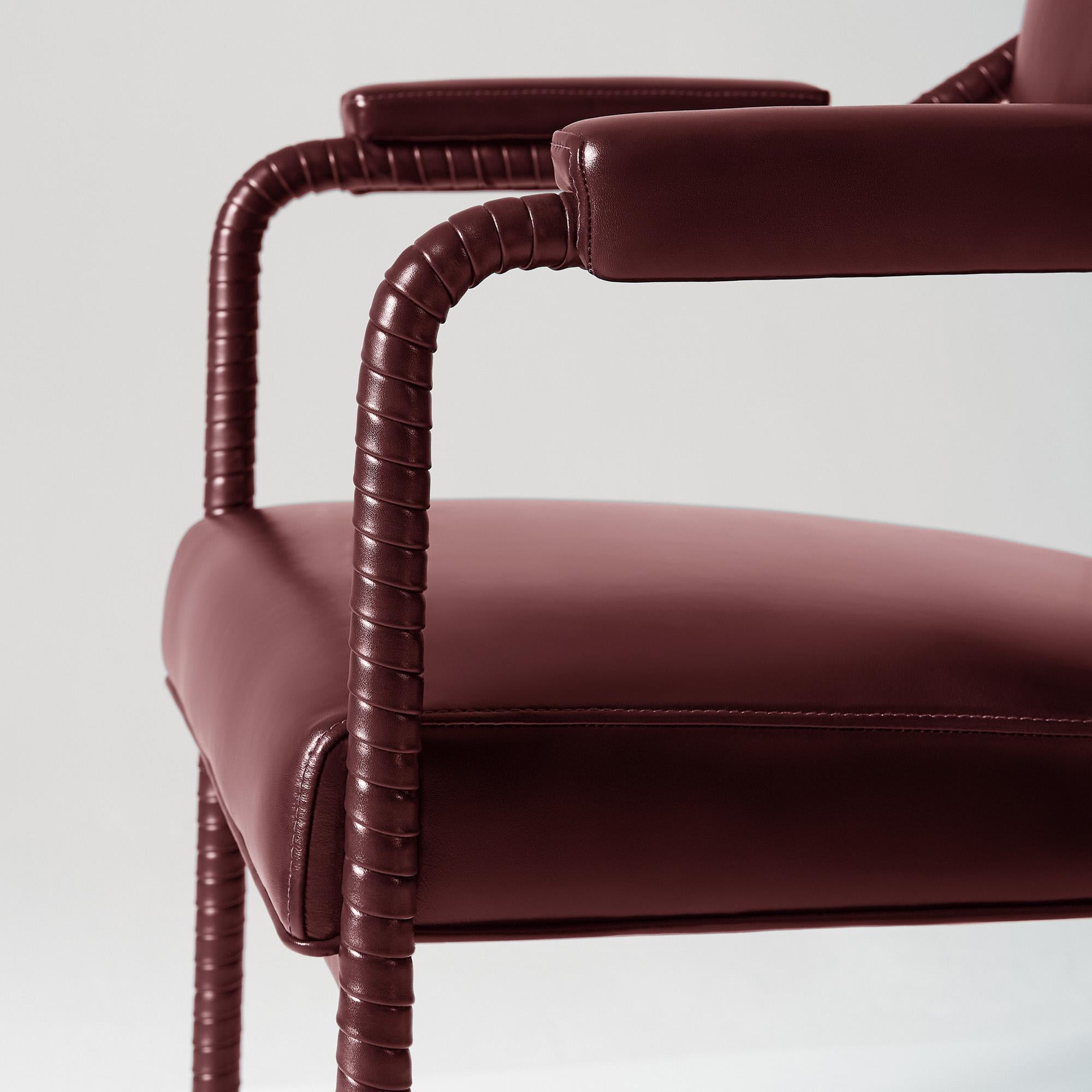 Chaise de salle à manger Easton, entièrement recouverte de cuir rembourré de couleur rouge Neuf - En vente à London, GB