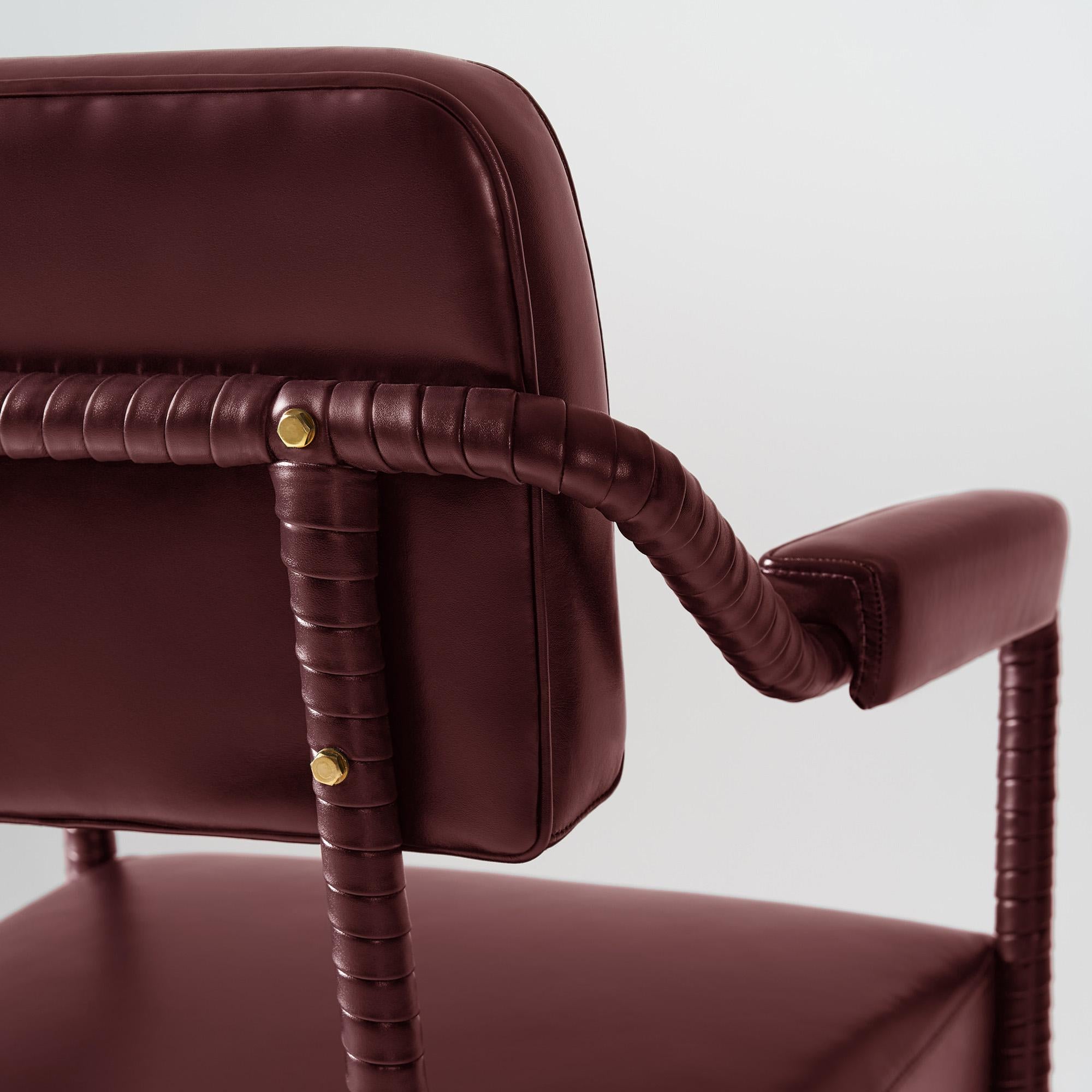 XXIe siècle et contemporain Chaise de salle à manger Easton, entièrement recouverte de cuir rembourré de couleur rouge en vente