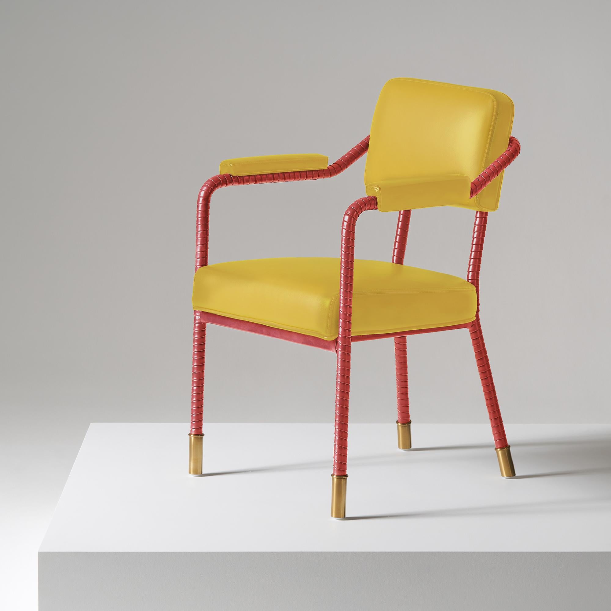 And objects, studio de design de produits fondé par Martin Brudnizki et Nick Jeanes et basé à Londres.

La chaise de salle à manger Easton est fabriquée de manière unique à partir d'acier inoxydable et de cuir italien. Le cuir enveloppé à la main