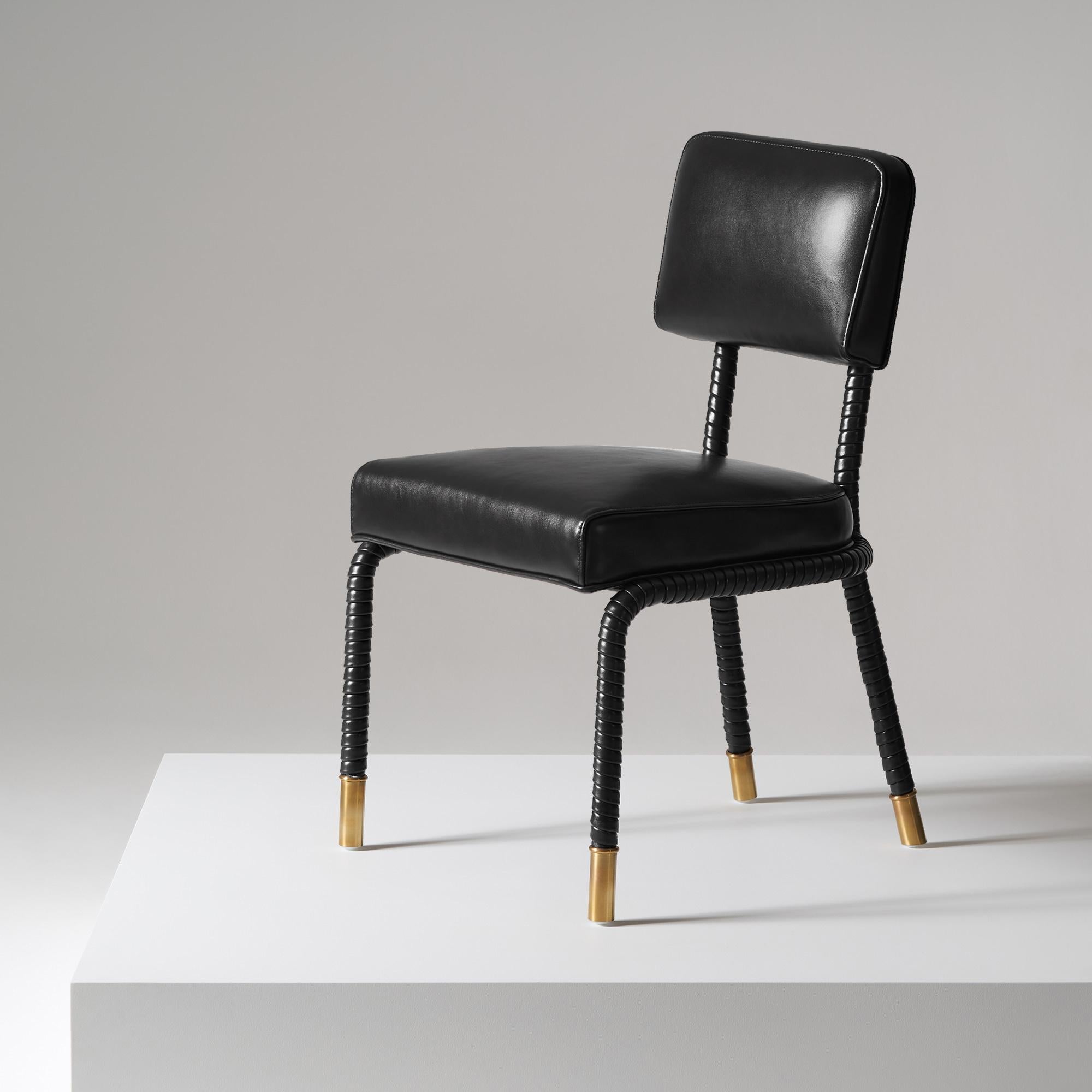 And Objects, studio de design de produits fondé par Martin Brudnizki et Nick Jeanes et basé à Londres.

La chaise d'appoint Easton est fabriquée de manière unique à partir d'acier inoxydable et de cuir italien. Le cuir enveloppé à la main recouvre