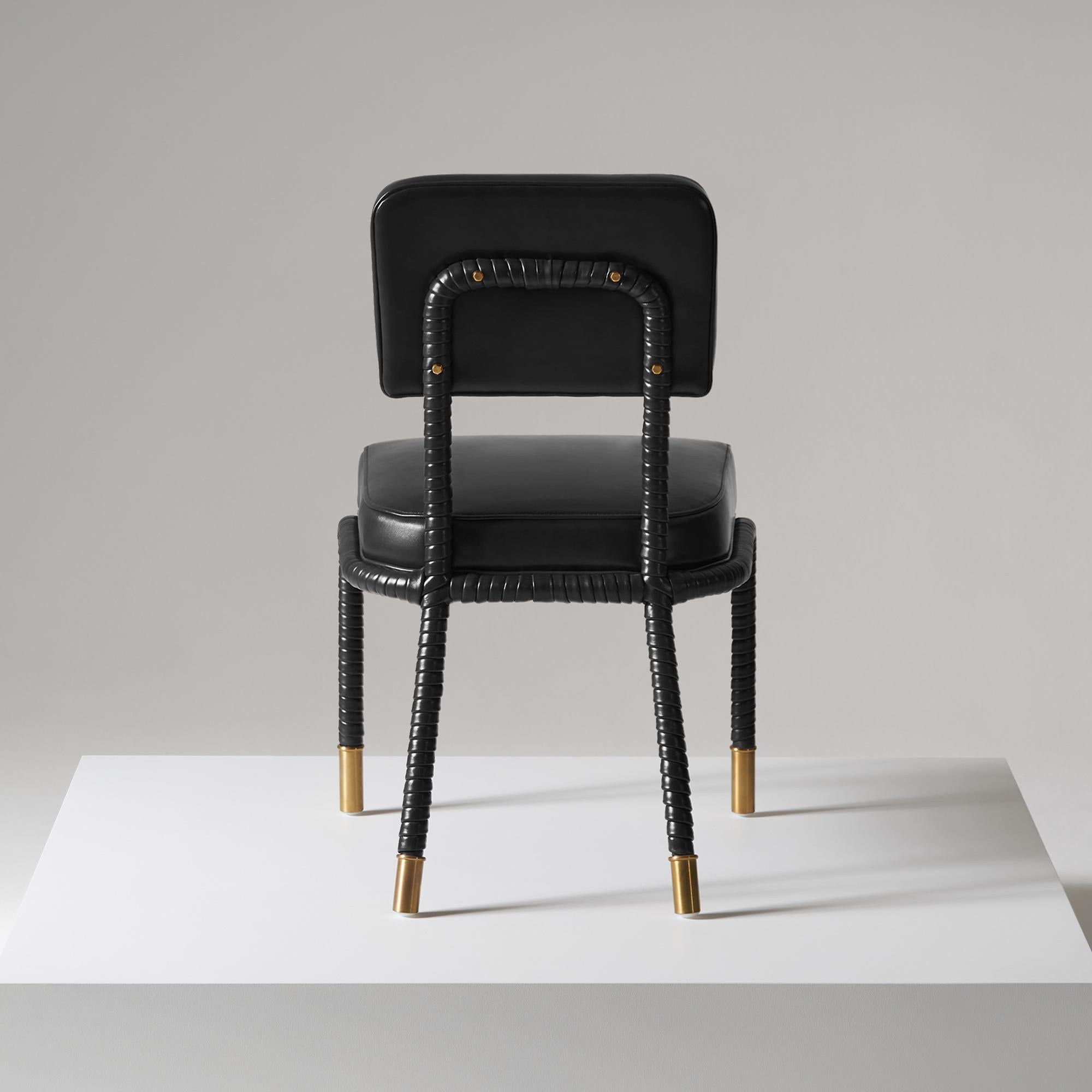 Easton Beistellstuhl, vollständig umwickelt, gepolstertes Leder in schwarzer Farbe (Britisch) im Angebot