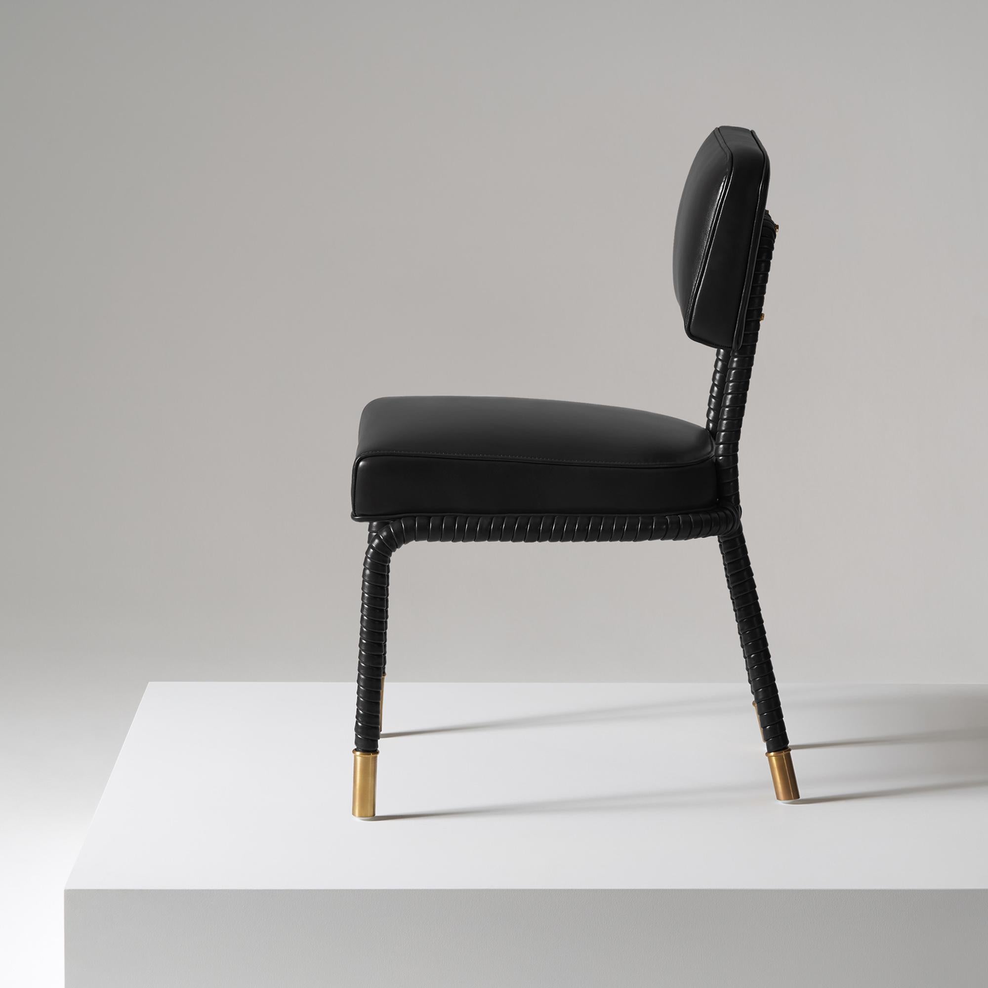 Ferronnerie Chaise d'appoint Easton, entièrement enveloppée de cuir rembourrée de couleur noire en vente