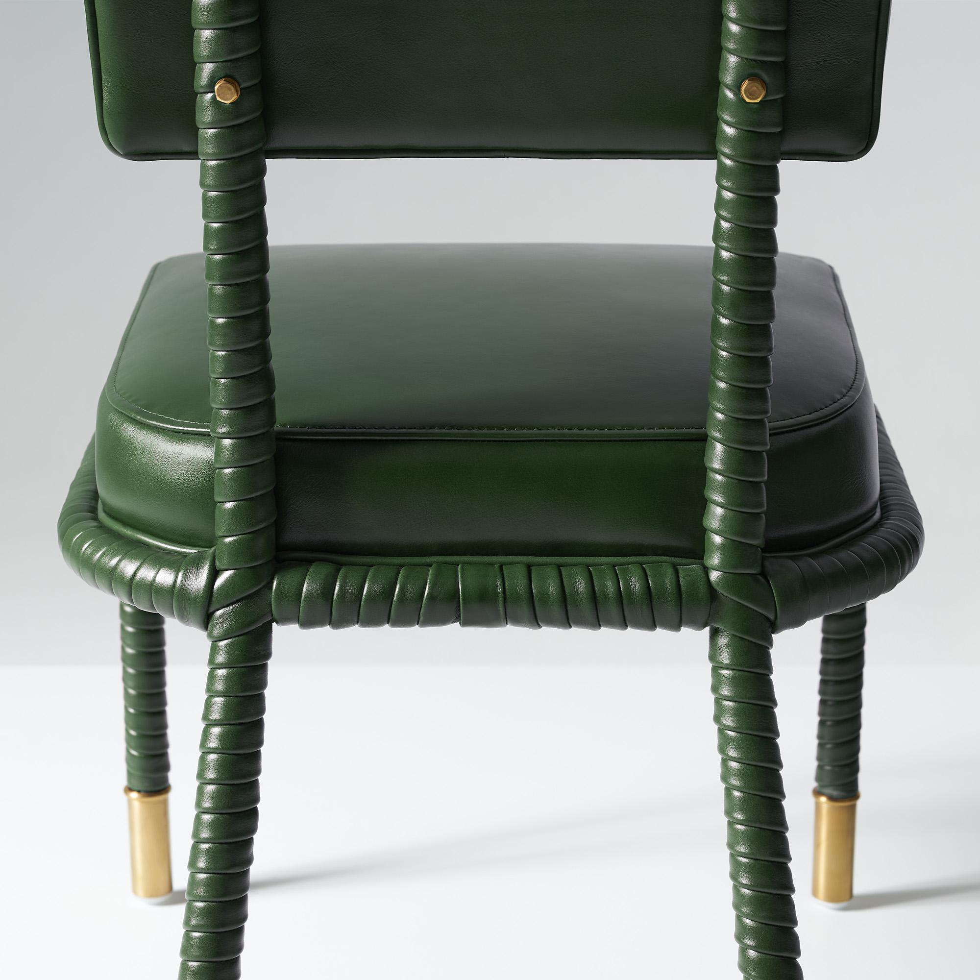 XXIe siècle et contemporain Chaise d'appoint Easton, entièrement enveloppée de cuir rembourrée de couleur verte en vente