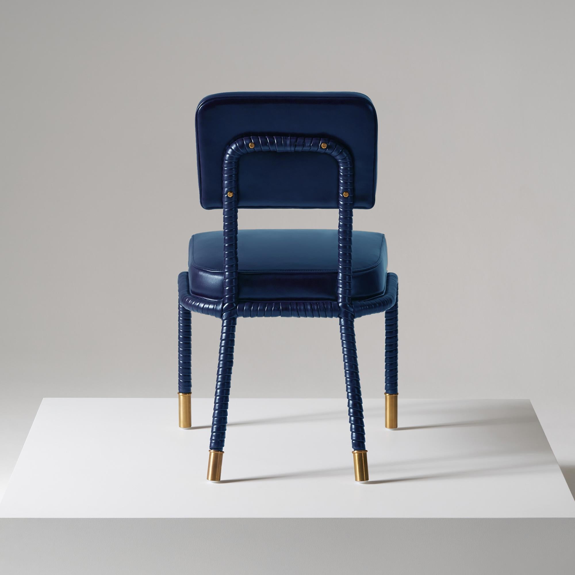 Easton Beistellstuhl, vollständig umwickelt, gepolstertes Leder in marineblauer Farbe (Britisch) im Angebot