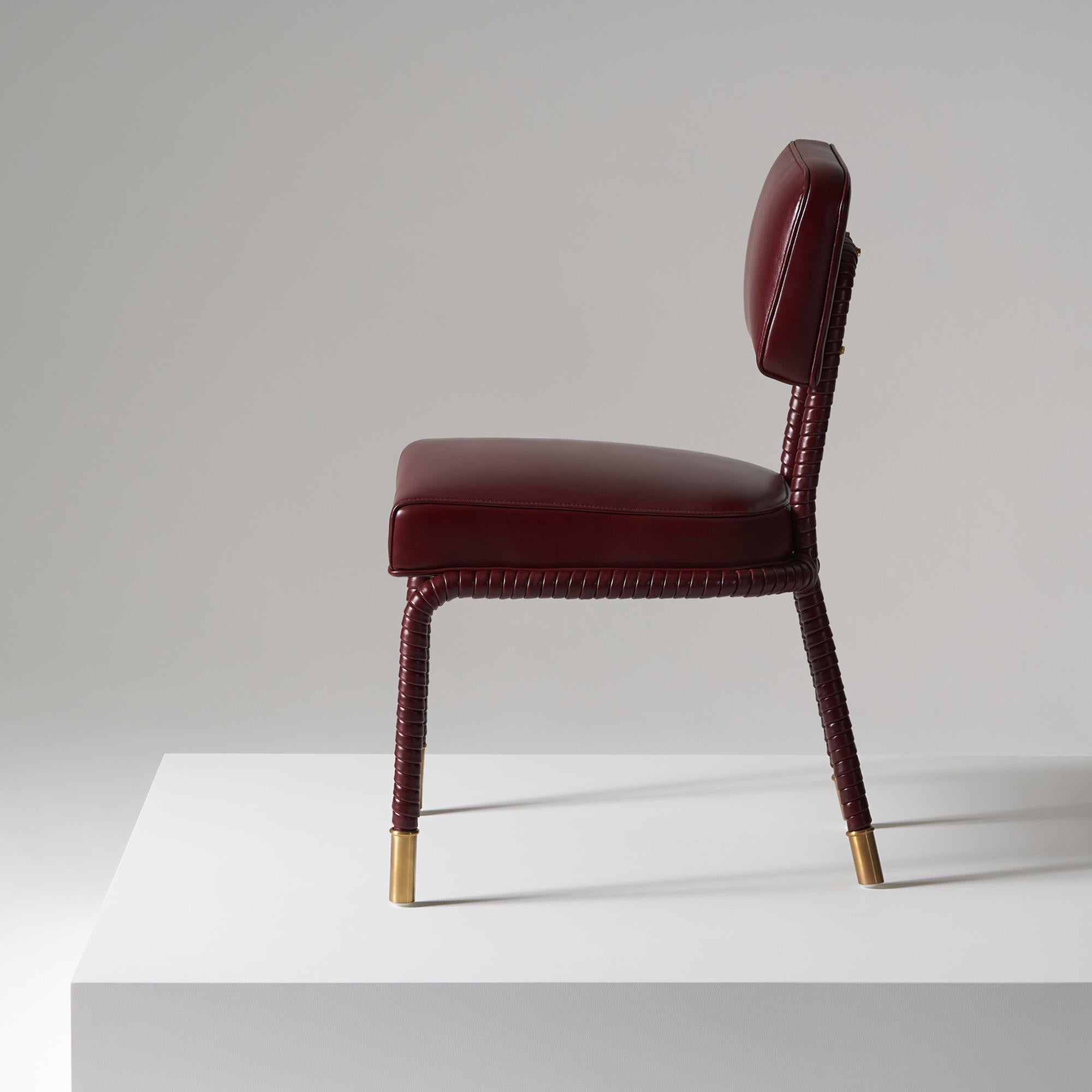 Brossé Chaise d'appoint Easton, entièrement enveloppée de cuir rembourrée de couleur rouge en vente