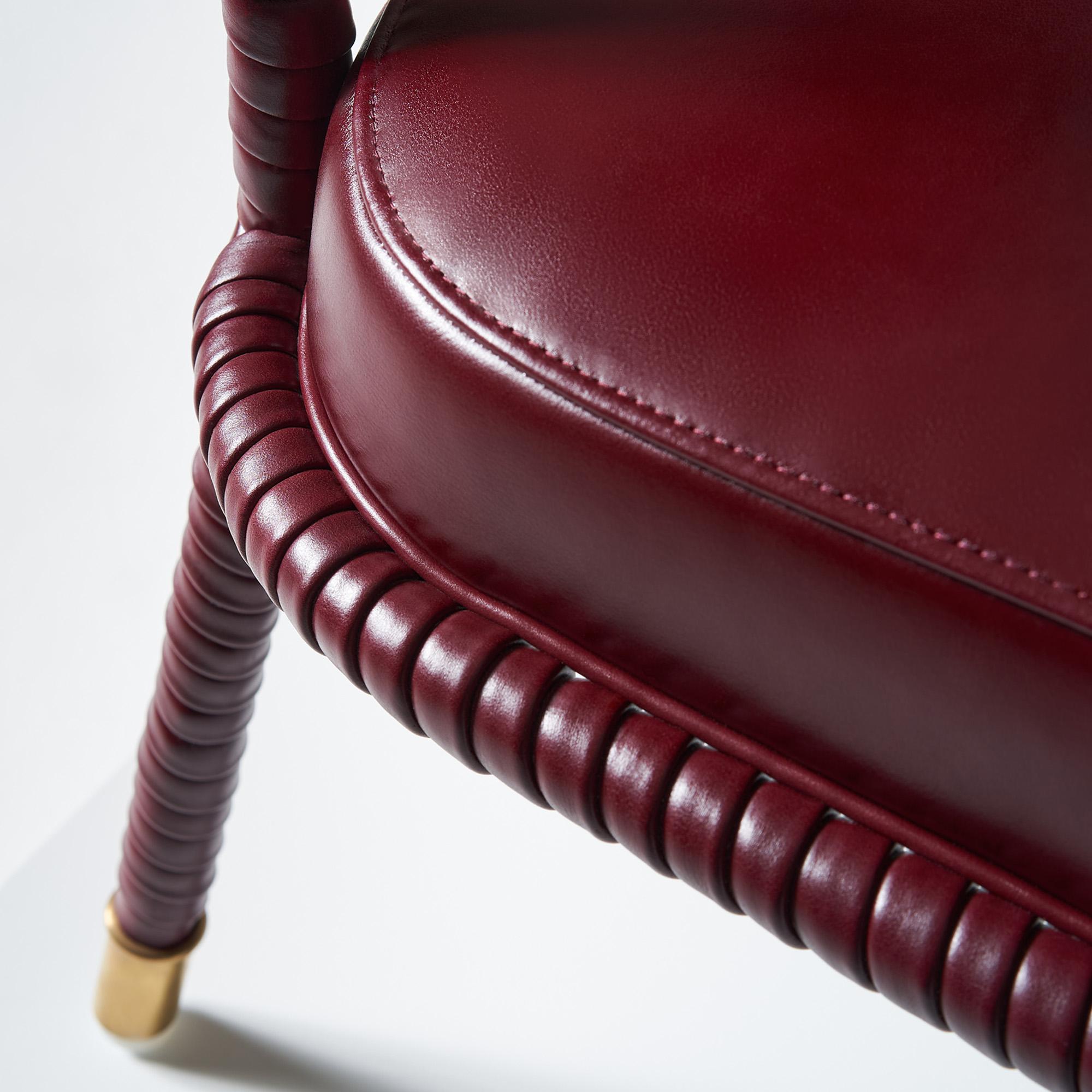 Easton Beistellstuhl, vollständig umwickelt, gepolstertes Leder in roter Farbe im Zustand „Neu“ im Angebot in London, GB