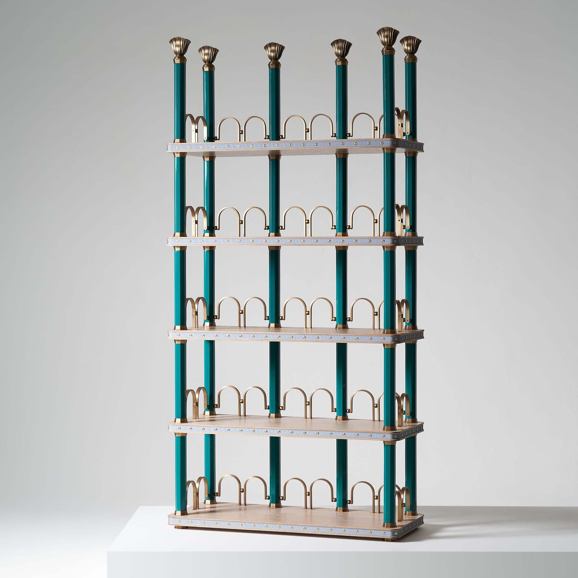 And objects, ein von Martin Brudnizki und Nick Jeanes gegründetes Studio für Produktdesign mit Sitz in London.

Das prächtige Hambledon-Bücherregal ist hoch und eine schöne Ergänzung für Ihr Zuhause. Gekälkte Regalböden aus massiver Eiche mit