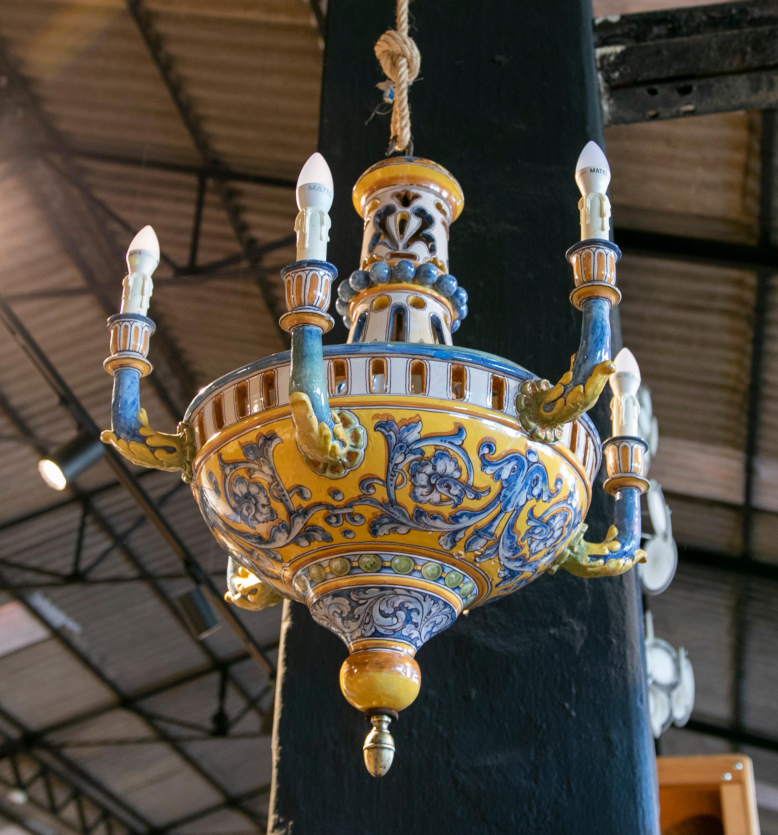 Hand-Painted Talavera Ceramic Lamp in Blue and Yellow Tones In Good Condition In Marbella, ES