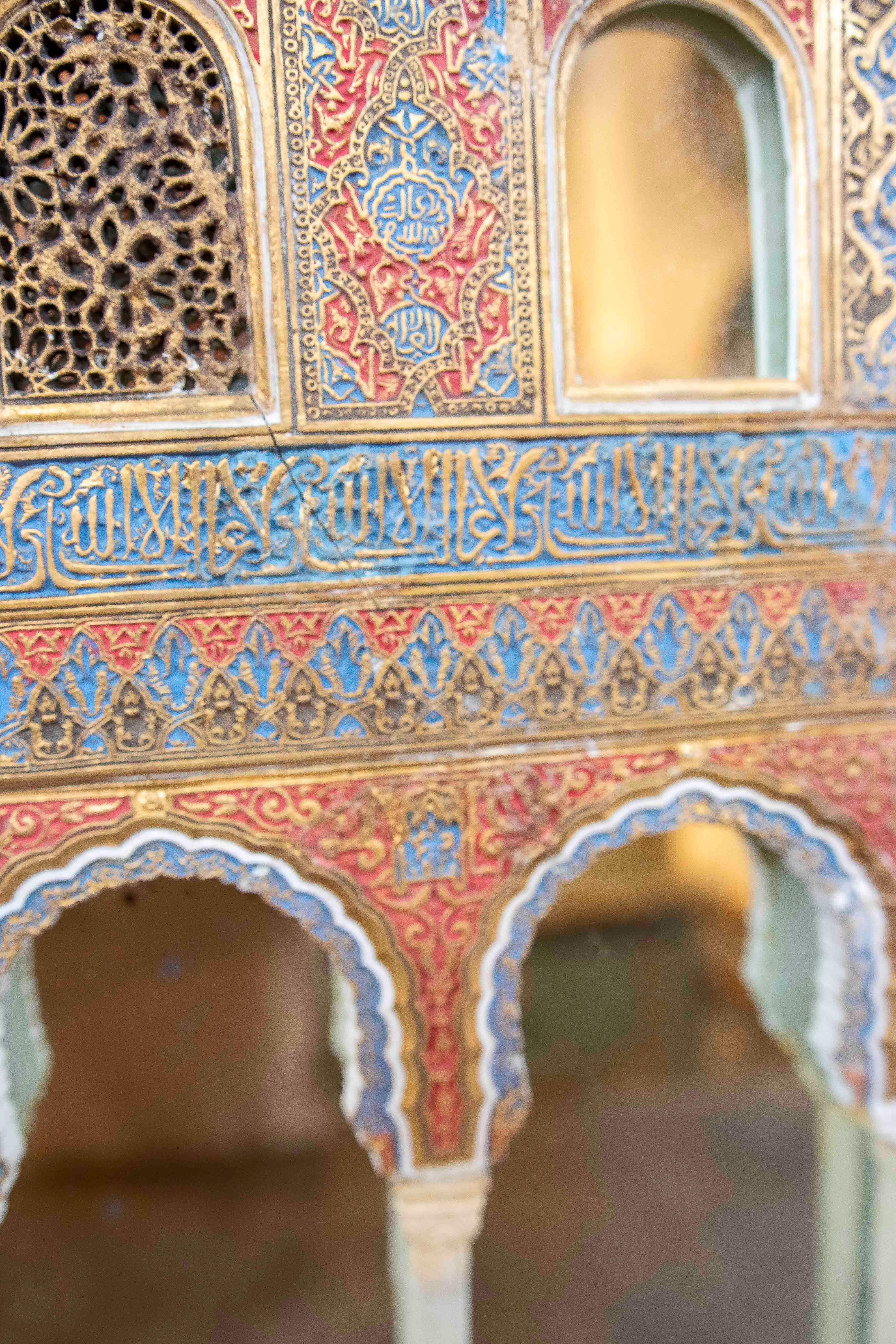 Modèle de style andalou de l'Alhambra avec marqueterie et reliefs polychromes en vente 5