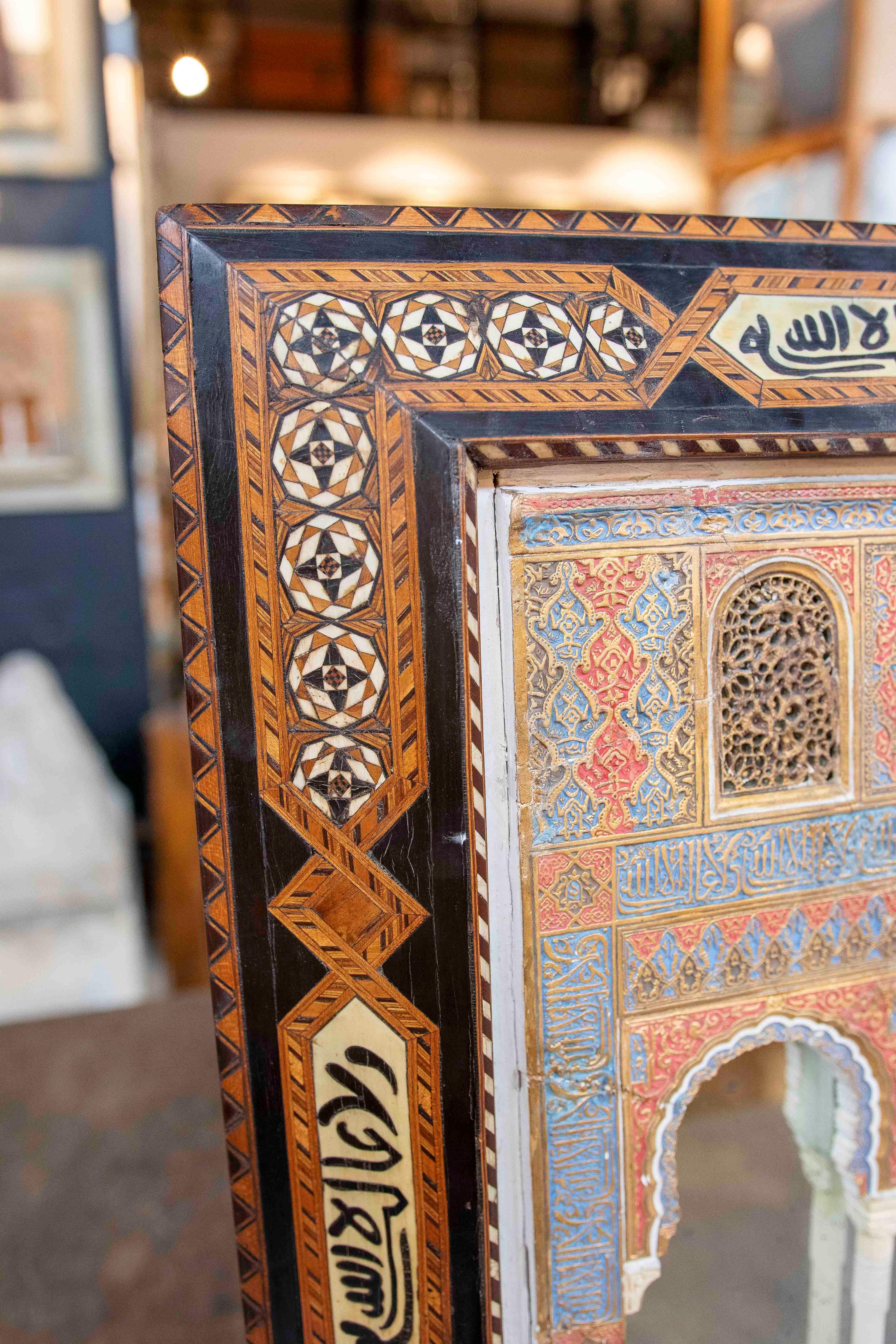 Espagnol Modèle de style andalou de l'Alhambra avec marqueterie et reliefs polychromes en vente
