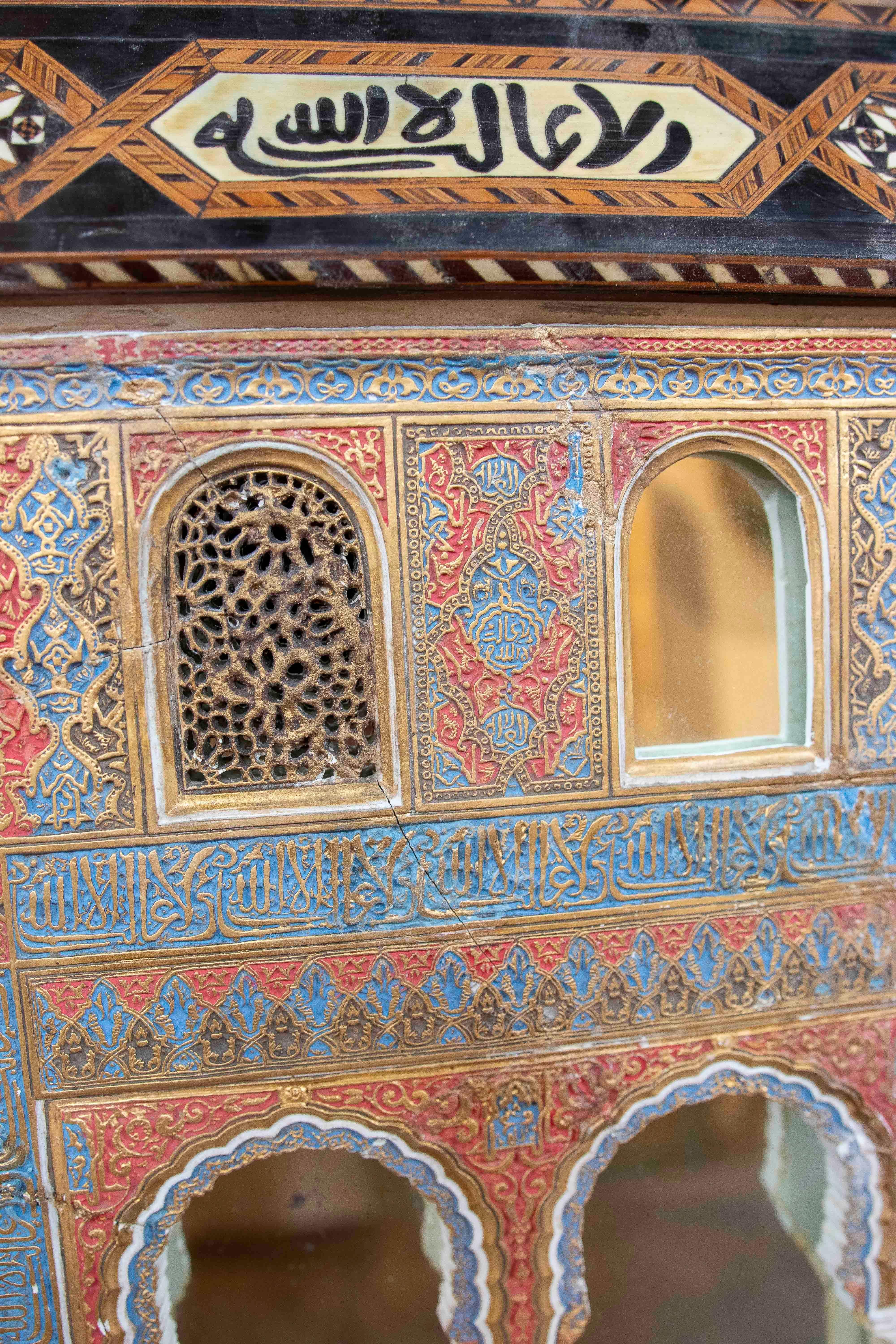 XIXe siècle Modèle de style andalou de l'Alhambra avec marqueterie et reliefs polychromes en vente