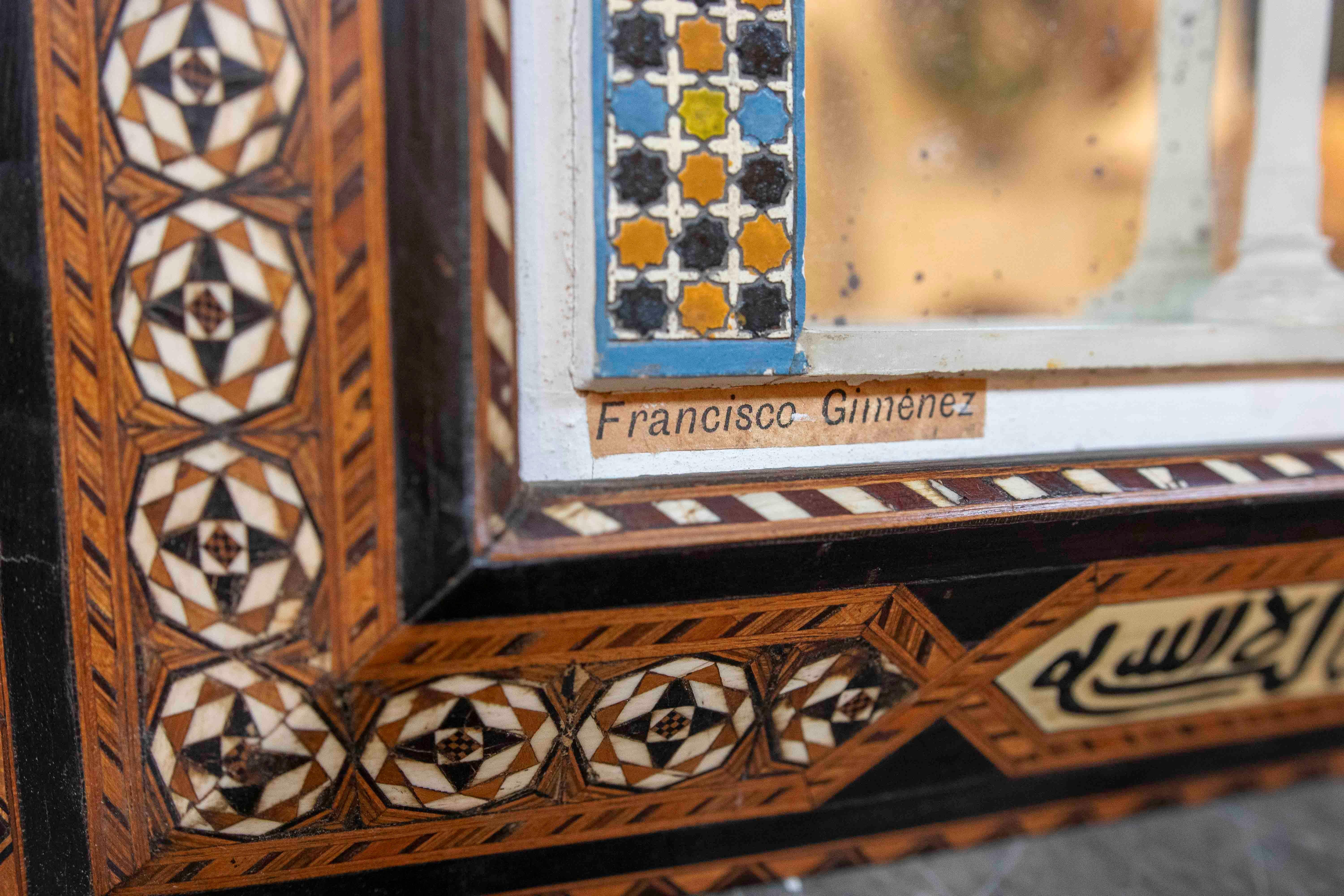 Modèle de style andalou de l'Alhambra avec marqueterie et reliefs polychromes en vente 1