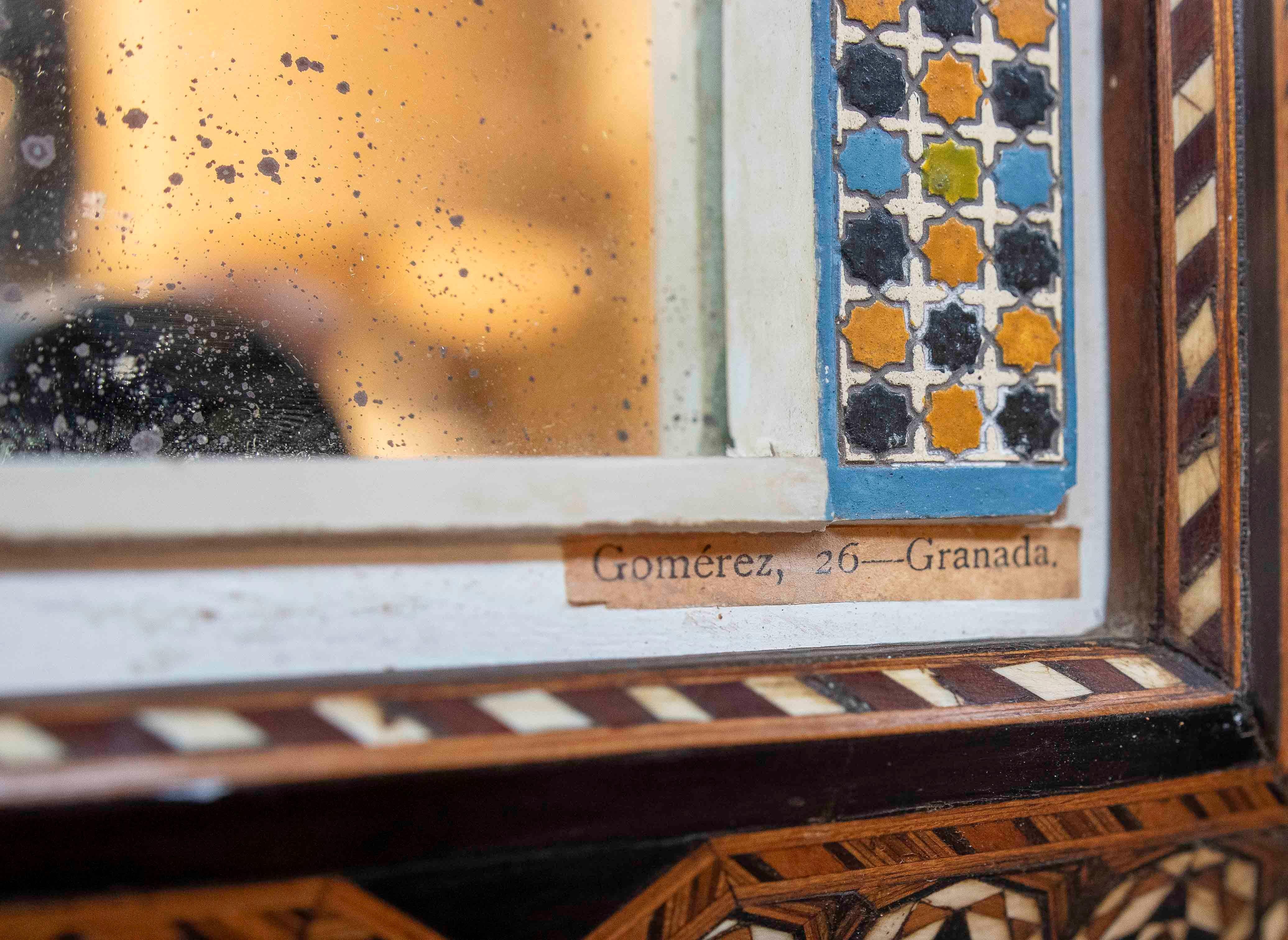 Modèle de style andalou de l'Alhambra avec marqueterie et reliefs polychromes en vente 2