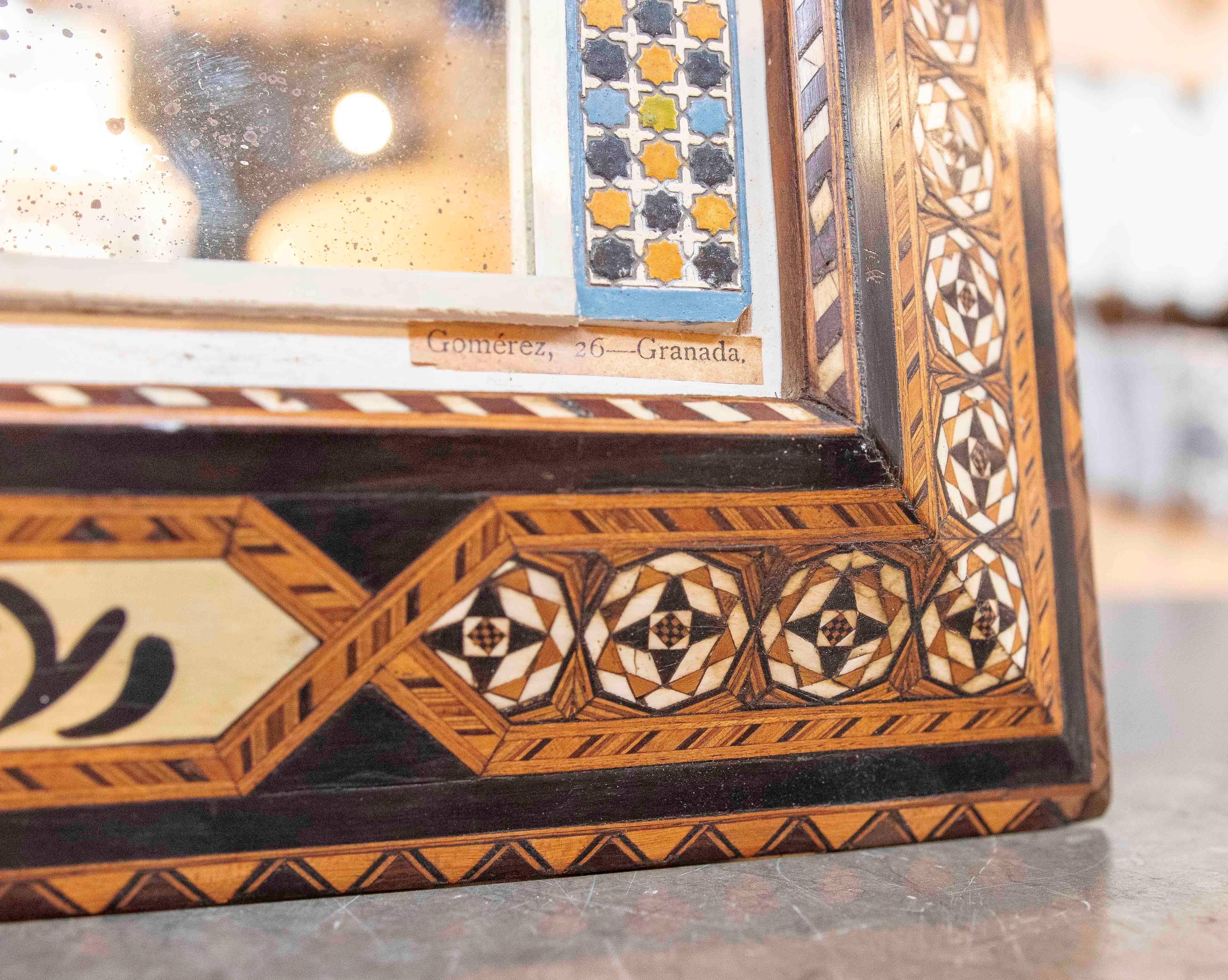 Modèle de style andalou de l'Alhambra avec marqueterie et reliefs polychromes en vente 3
