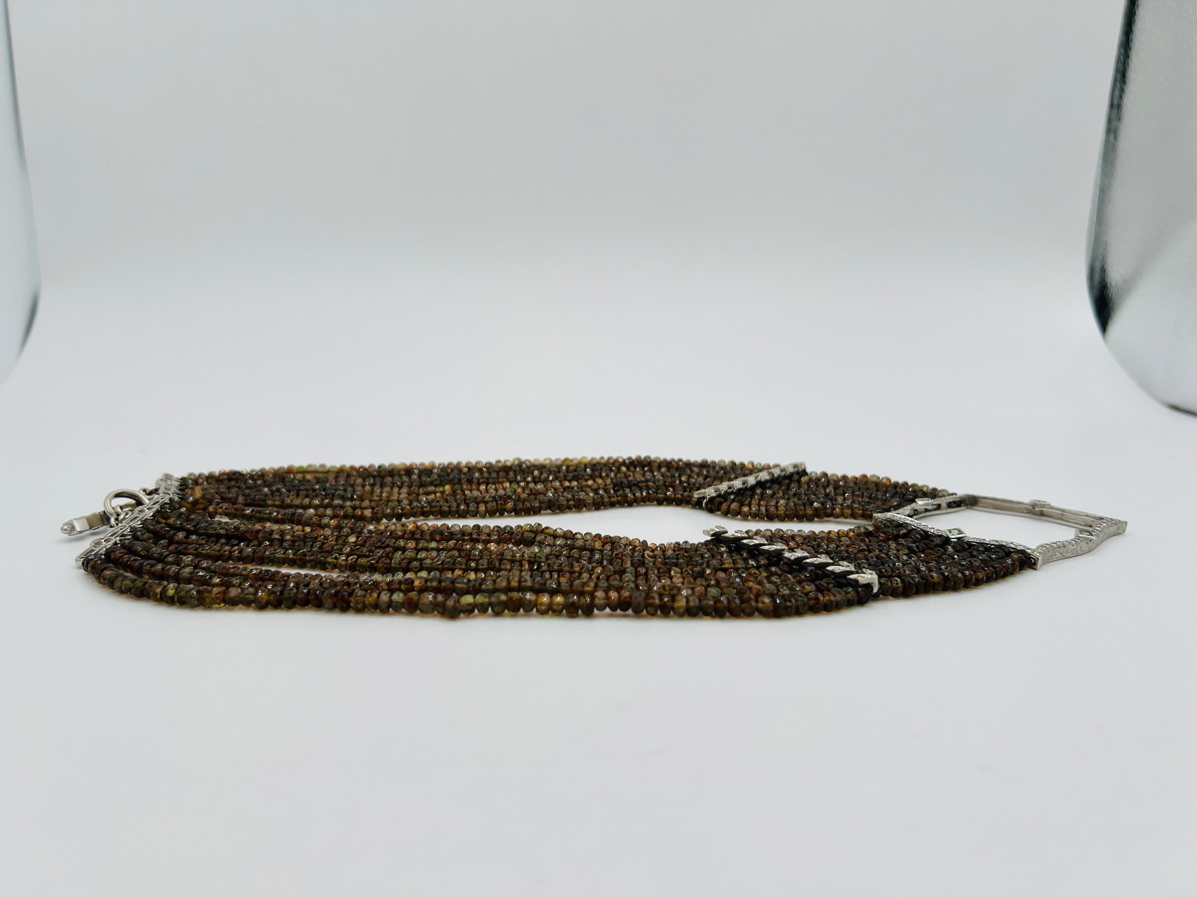 Collana a più fili con andalusite e diamanti a forma multipla in oro bianco 18 carati in vendita 1