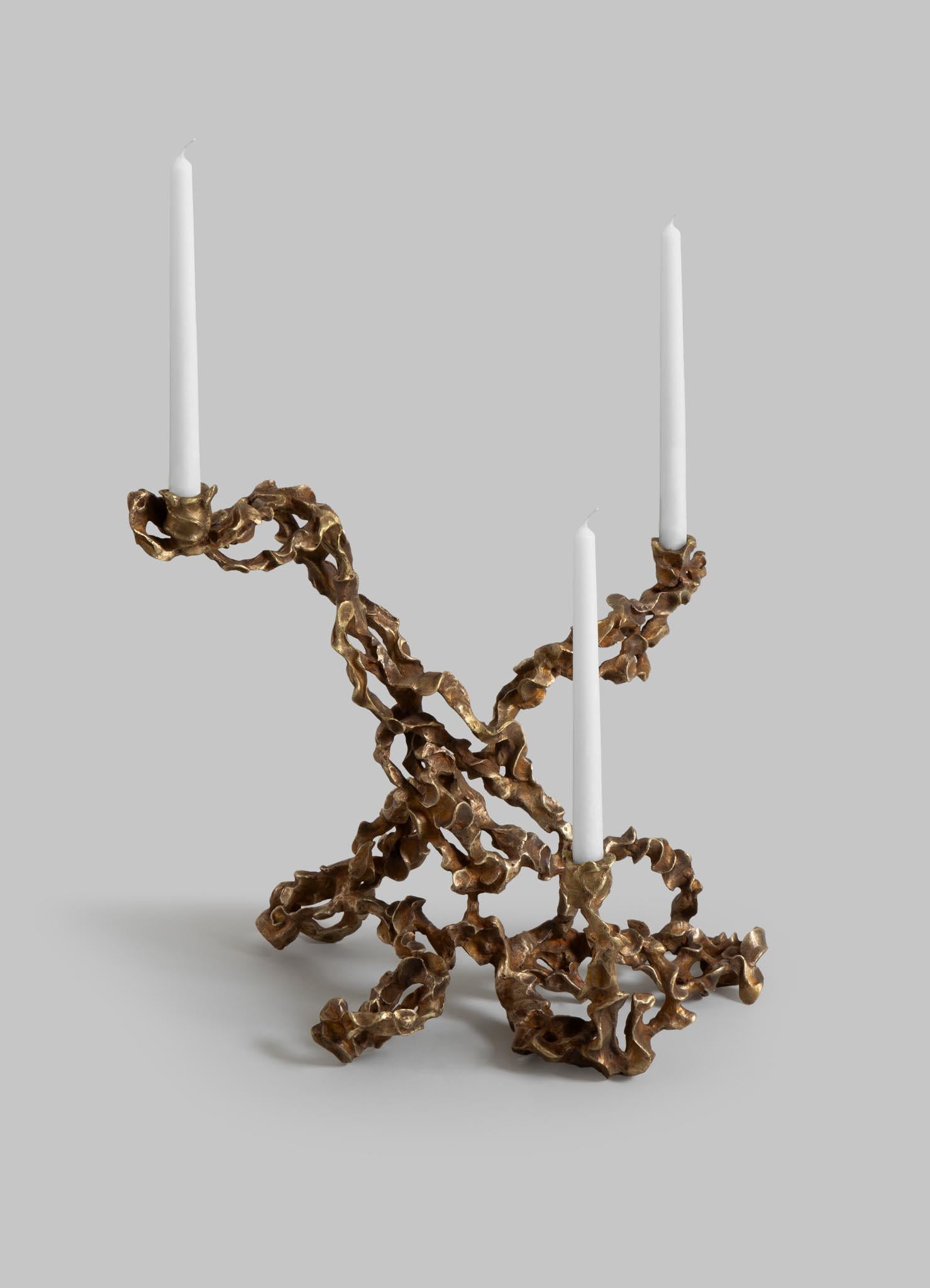 Candelabro Andaman in ottone, Viya di Vikram Goyal

Nelle profondità delle Isole Andamane si nasconde un antico santuario di grotte dove il tempo si è fermato. Modellate dalla mano della natura, queste grotte ospitano stalattiti e stalagmiti che si