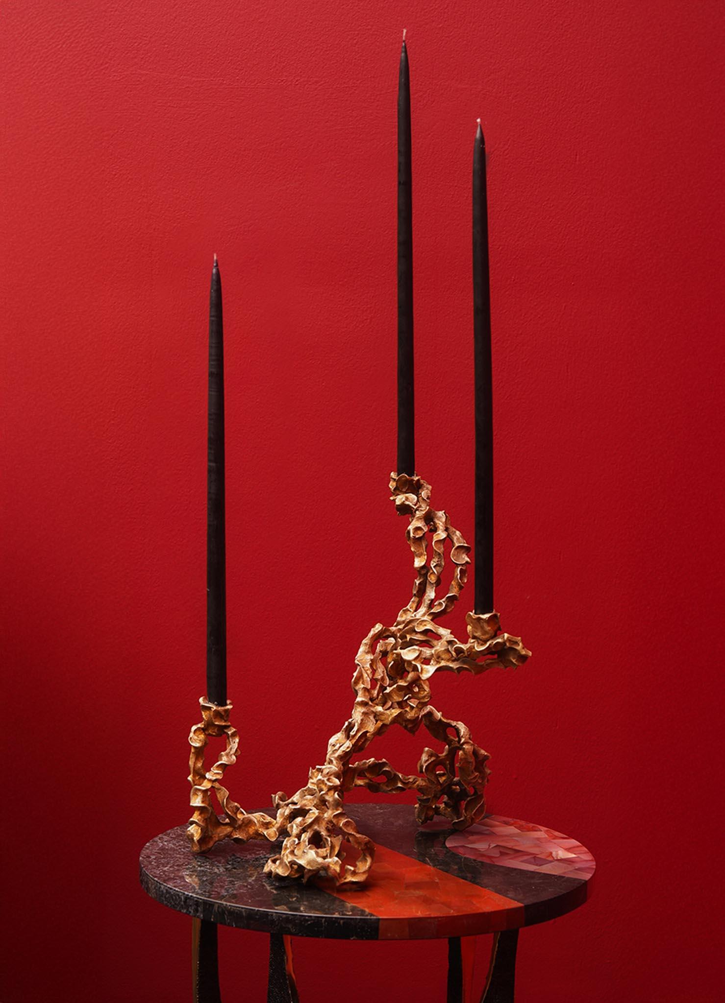 Ottone Candelabro Andaman in ottone, Viya di Vikram Goyal in vendita