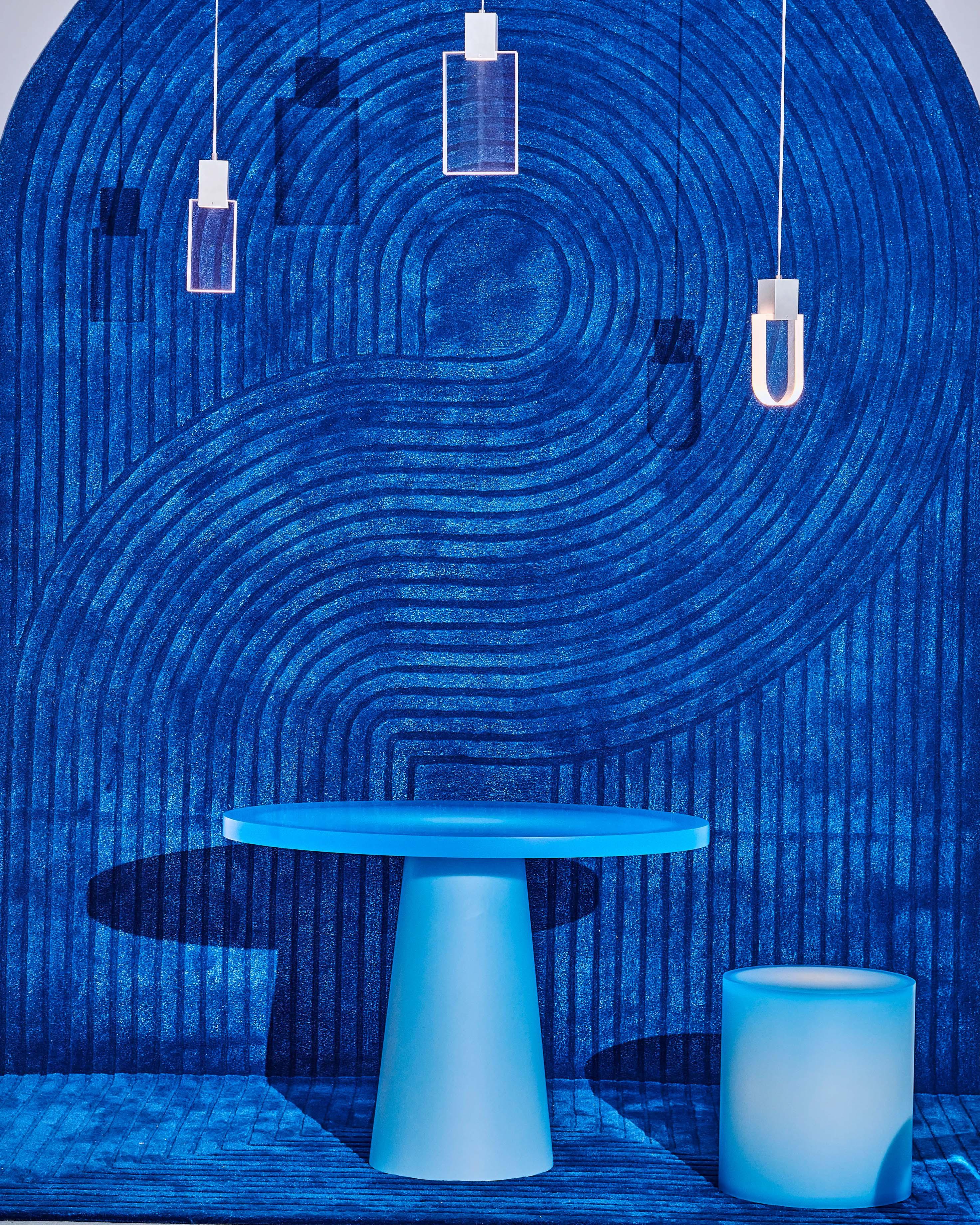 Tappeto Andeloos Un tappeto geometrico moderno in seta e lana blu di Jt. Pfeiffer In condizioni Nuovo in vendita a New York, NY