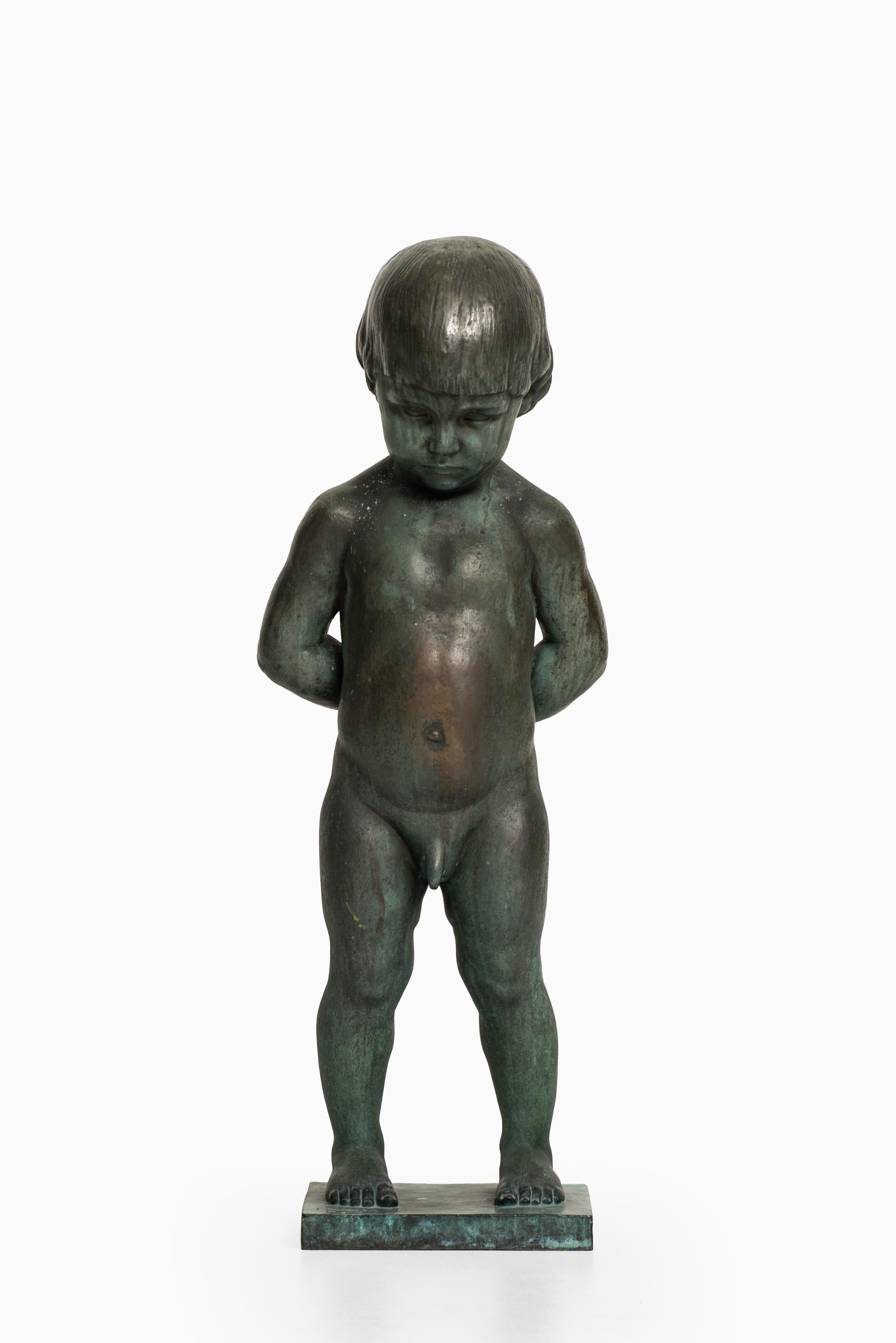 Sculpture ‘Boy with apple’ by Anders Jönsson. Founded mark Erik Pettersson fud. In Sweden.