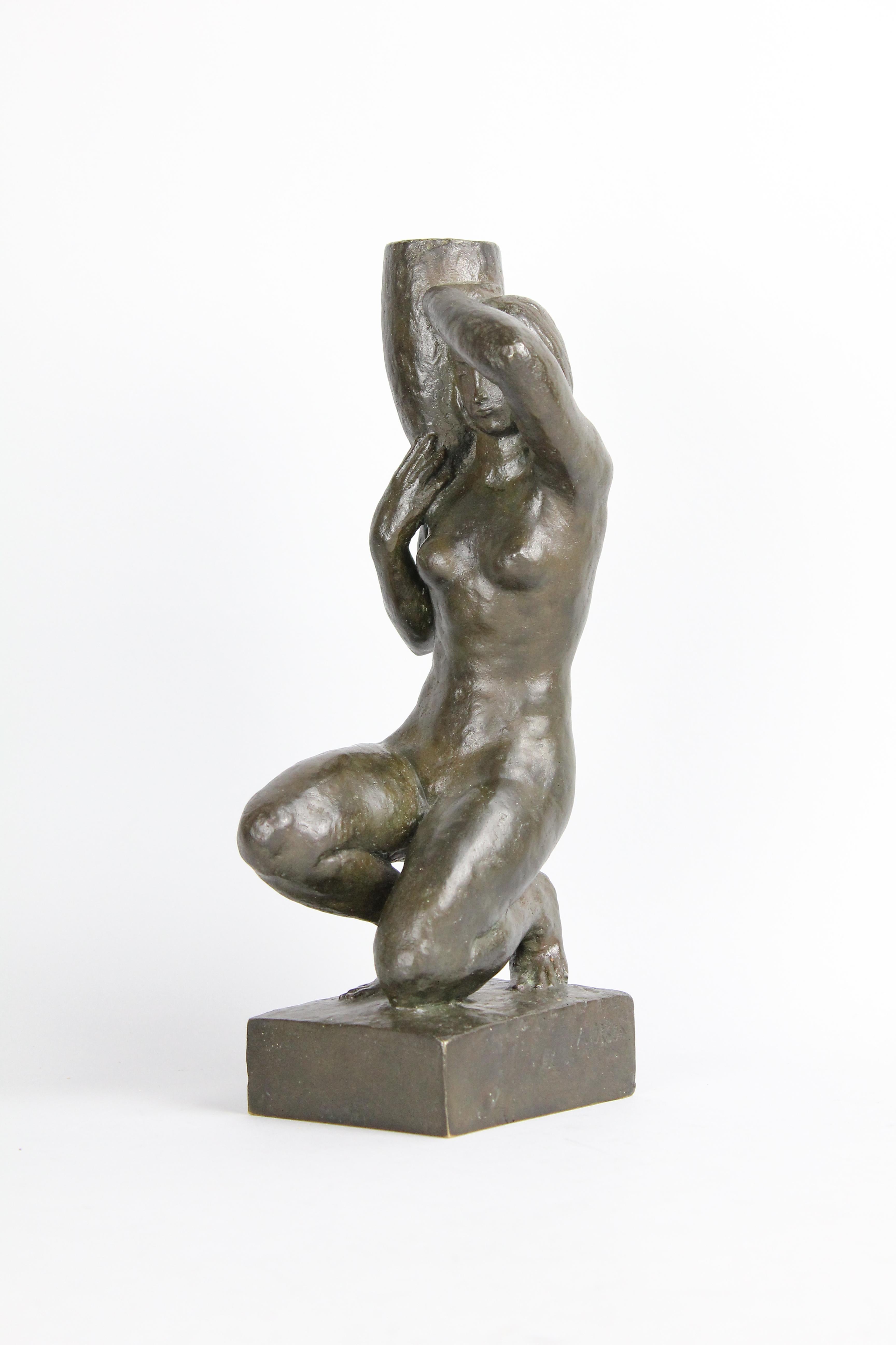 Very nice bronze sculpture depicting a nude girl kneeling.
It is signed 