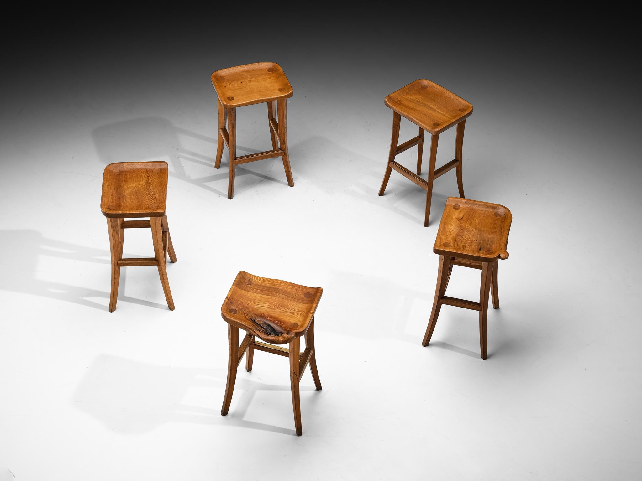 Anders Ölund, taburetes, olmo, Suecia, 1970s/1980s

Este taburete del diseñador sueco Anders Ölund refleja un lenguaje de diseño orgánico y táctil. Fabricado en olmo macizo, cada taburete presenta un asiento de contorno único que resalta el grano