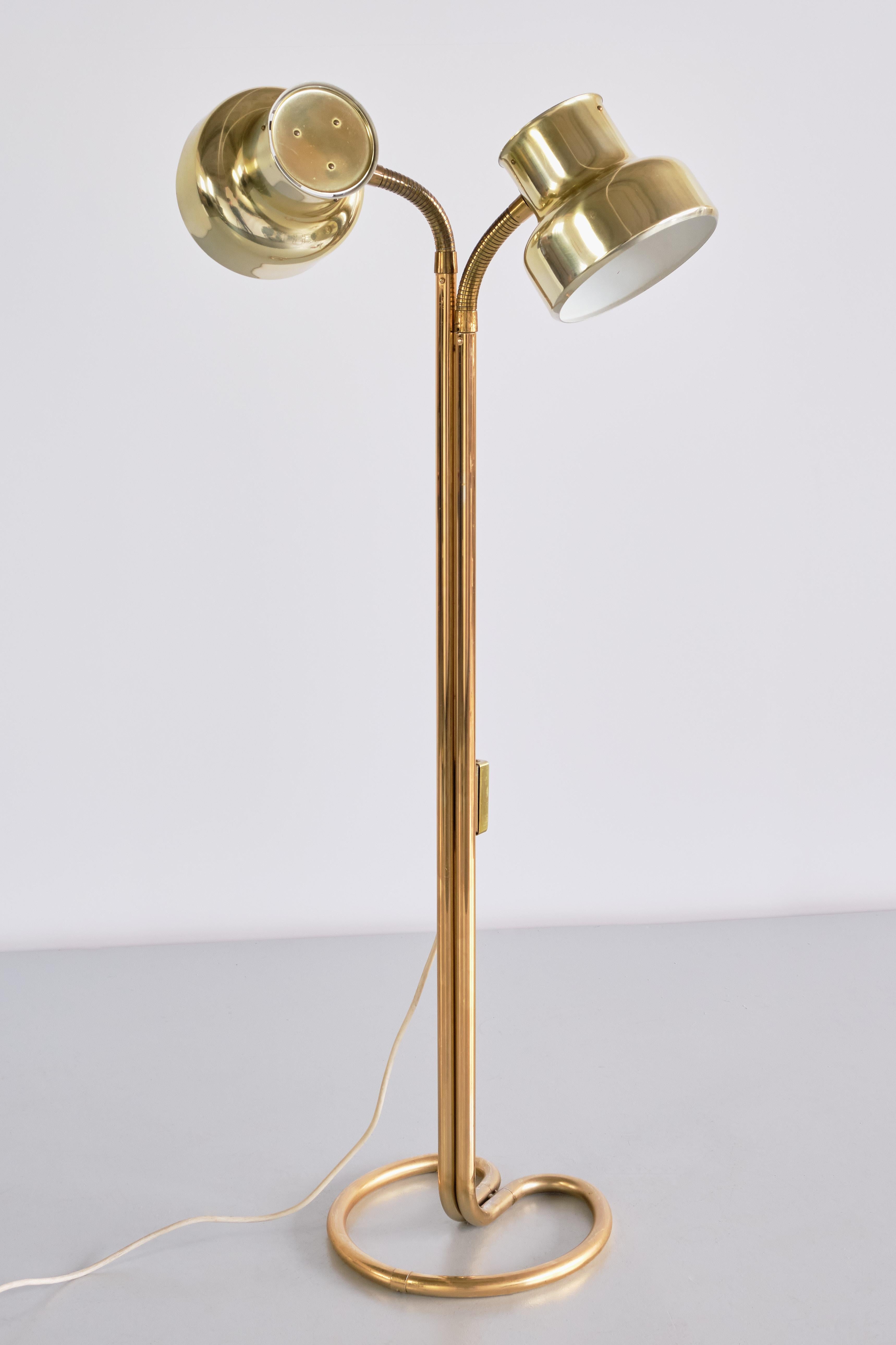 Ce lampadaire saisissant a été conçu par Anders Pehrson, le responsable du design chez Atelje Lyktan à Ahus, en Suède. Le modèle s'appelle Bumling et a été produit en 1968. Il fait partie de la série Bumling, composée de différents modèles mais