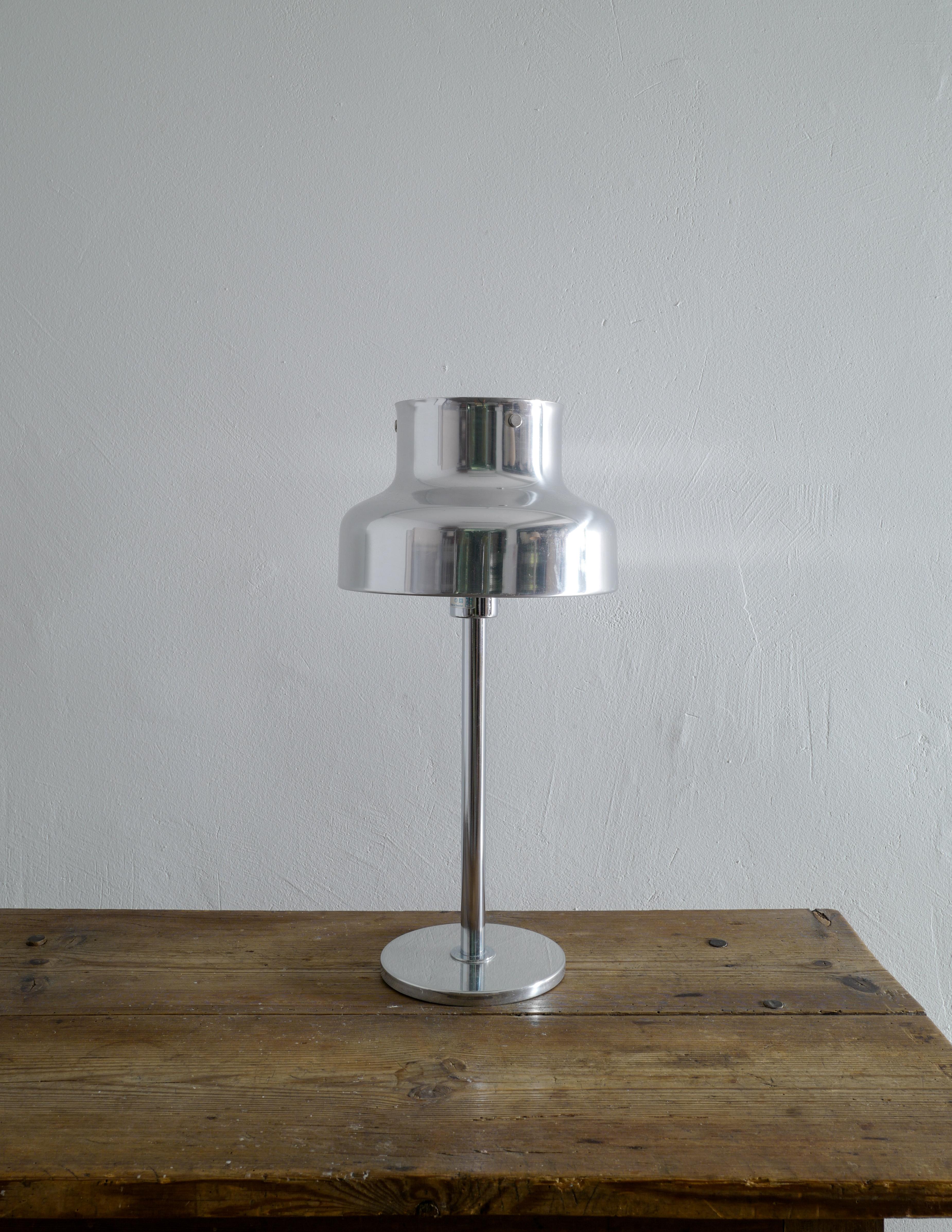 Rare lampe de table du milieu du siècle en finition chromée, conçue par Anders Pehrson pour Ateljé Lyktan en Suède et produite dans les années 1960. En bon état vintage avec l'autocollant d'origine toujours présent et montrant quelques signes d'âge
