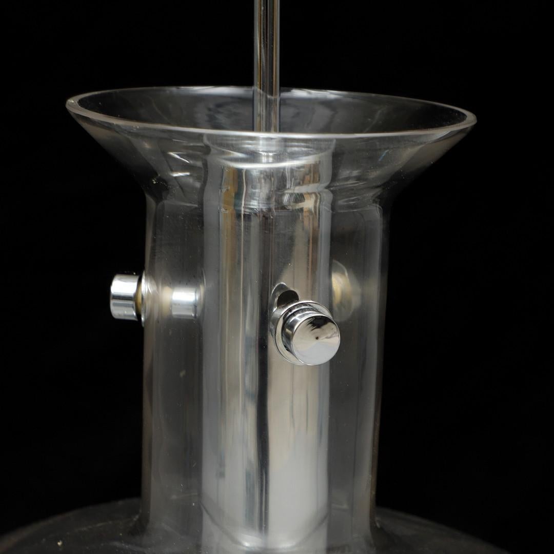 Ciondolo in vetro con incisione di stelle e ottone cromato perforato dotato di una presa E27 fino a 100 watt, progettato nel 1958 dal creatore svedese Anders Pehrson per Atelje´ Lyktan, modello 