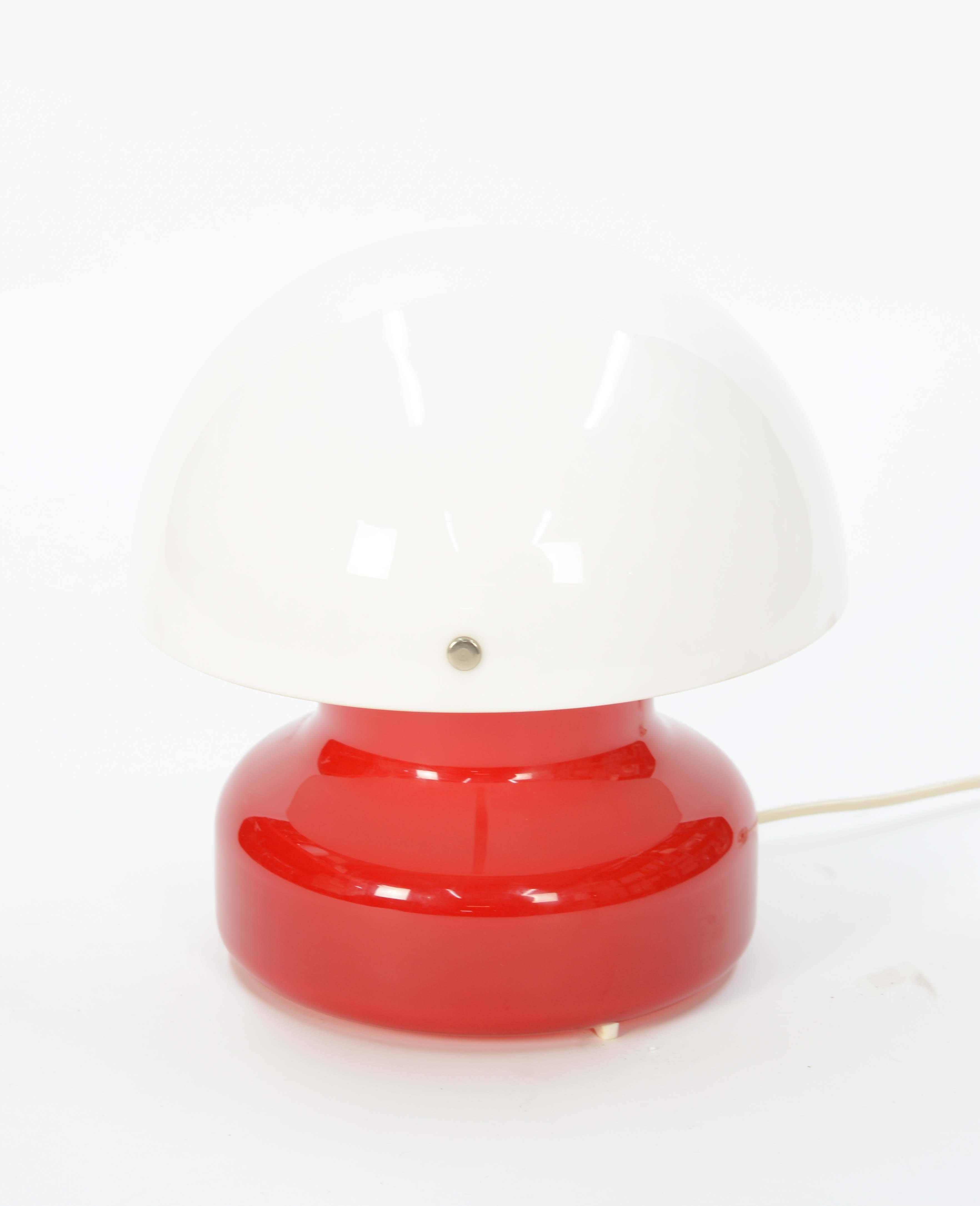 Anders Pehrson for Ateljé Lyktan mushroom desk lamp in a wonderful Swedish red and white combo. The lamp features a three way lighting pattern.