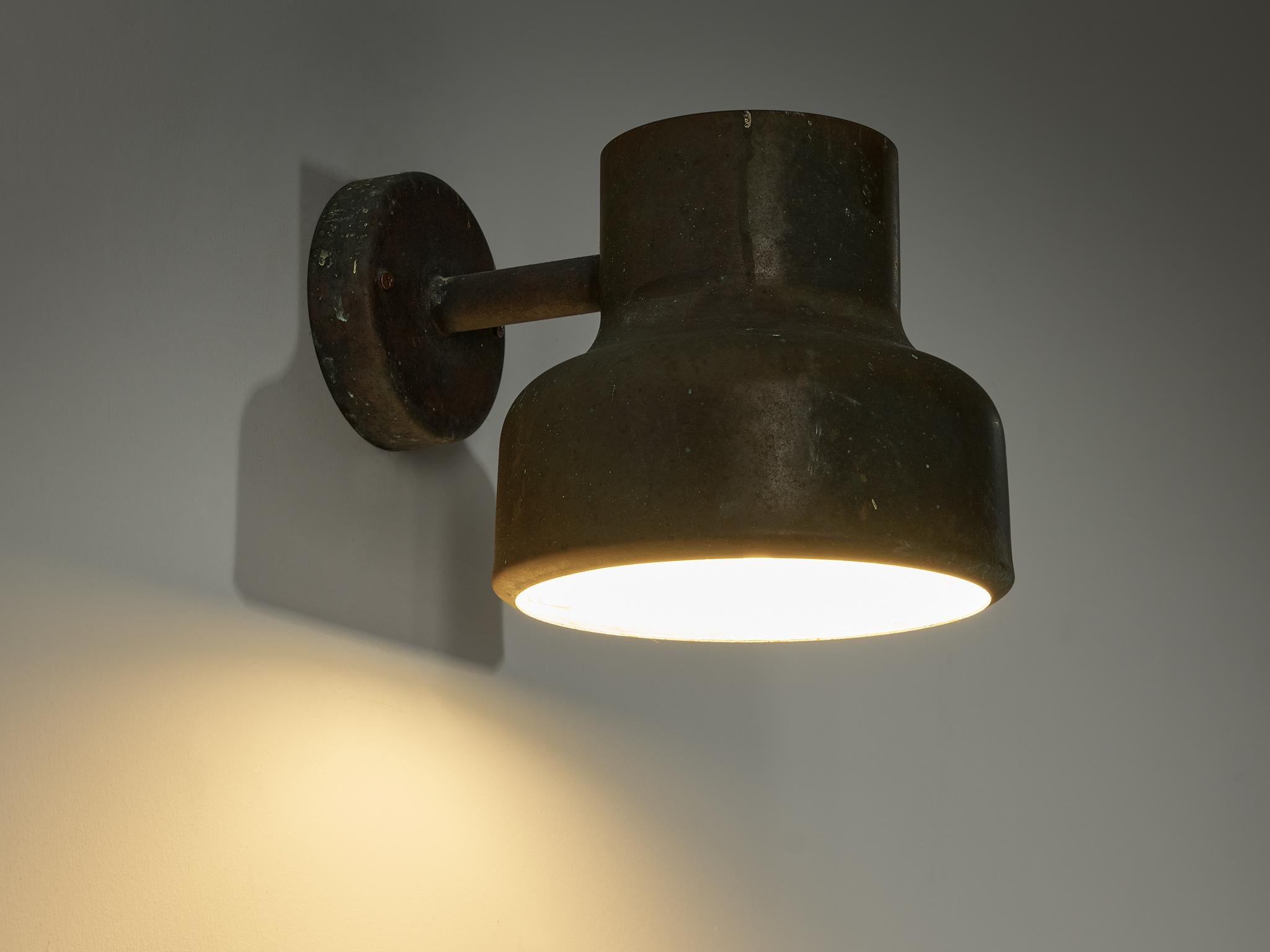 Anders Pehrson for Atelje Lyktan 'Bumling Utomhus' wall light, copper, Sweden, 1968.

This 'Bumling' wall lamp is designed by Anders Pehrson for Ateljé Lyktan. The curved lampshade is secured to the wall by means of a round plate. Over time, the