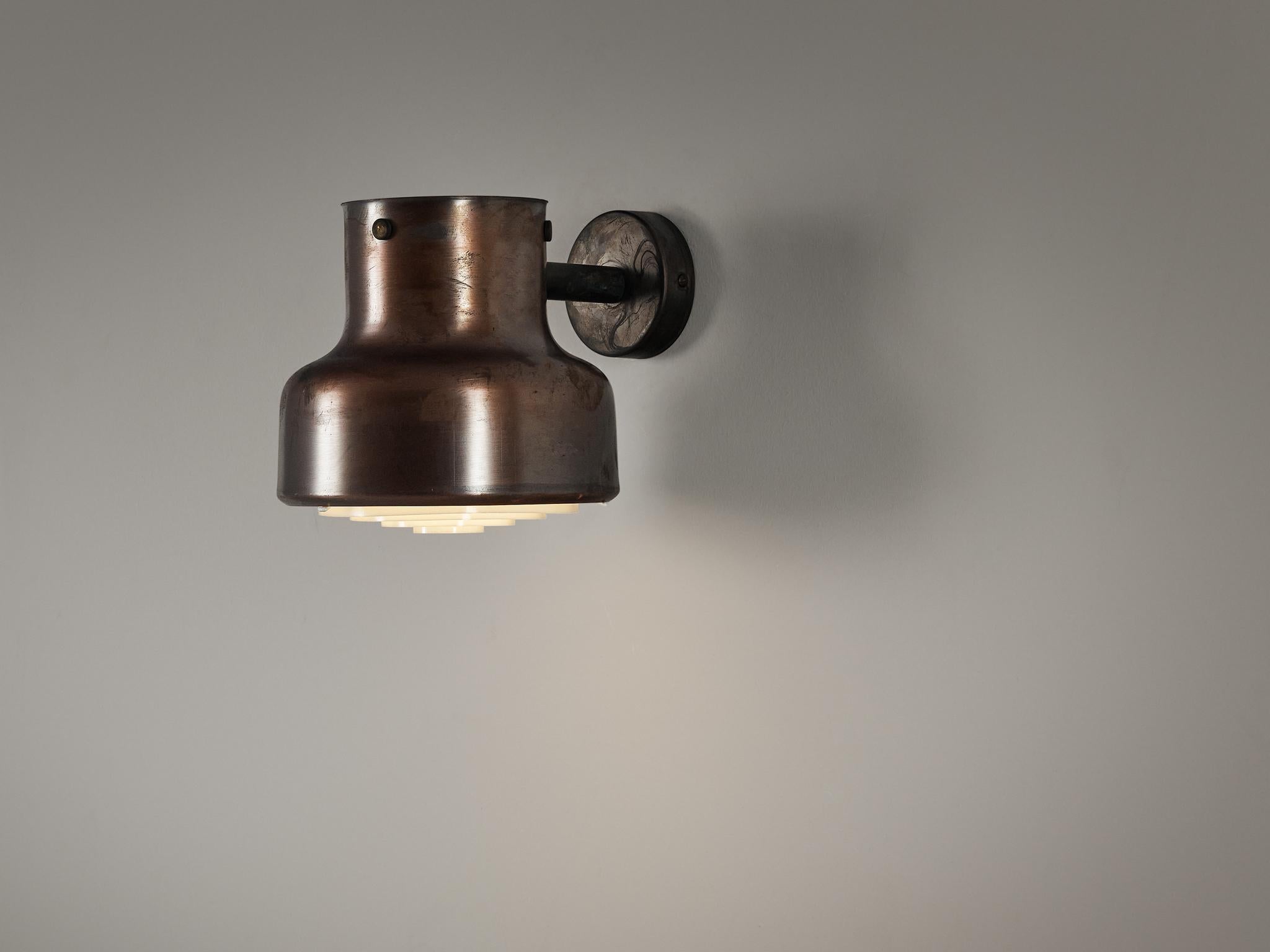 Anders Pehrson for Atelje Lyktan 'Bumling Utomhus' wall lights, copper, Sweden, 1968.

These 'Bumling' wall lamps are designed by Anders Pehrson for Ateljé Lyktan. The curved lampshade is secured to the wall by means of a round plate. Over time, the
