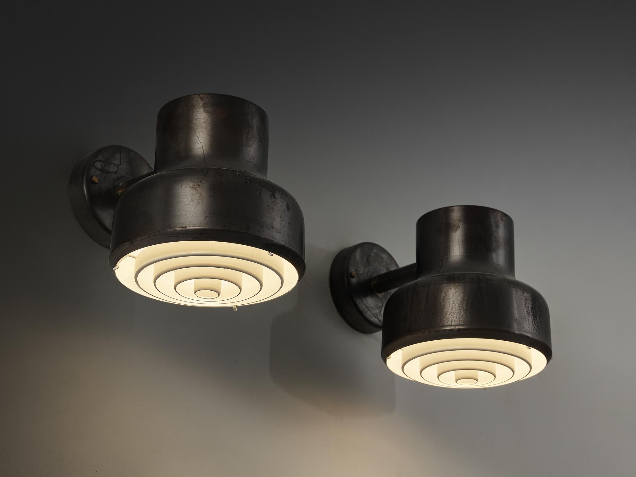 Anders Pehrson for Atelje Lyktan, 'Bumling Utomhus' wall lights, copper, metal, Sweden, 1968.

This 'Bumling' wall lamp is designed by Anders Pehrson for Ateljé Lyktan. The curved lampshade is secured to the wall by means of a round plate. Over